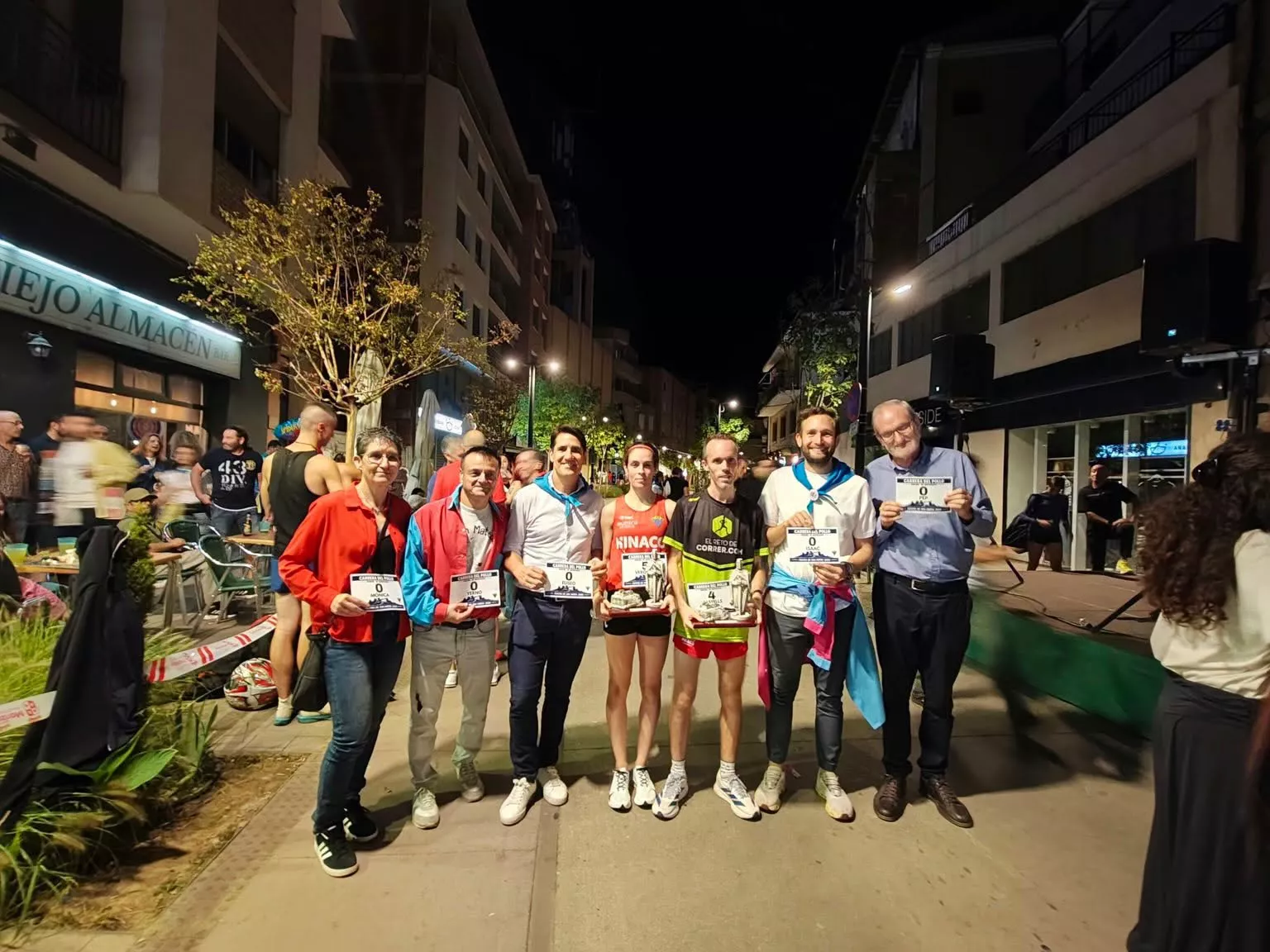 Los ganadores con autoridades y "dorsales 0". Foto: Ayuntamiento de Monzón.