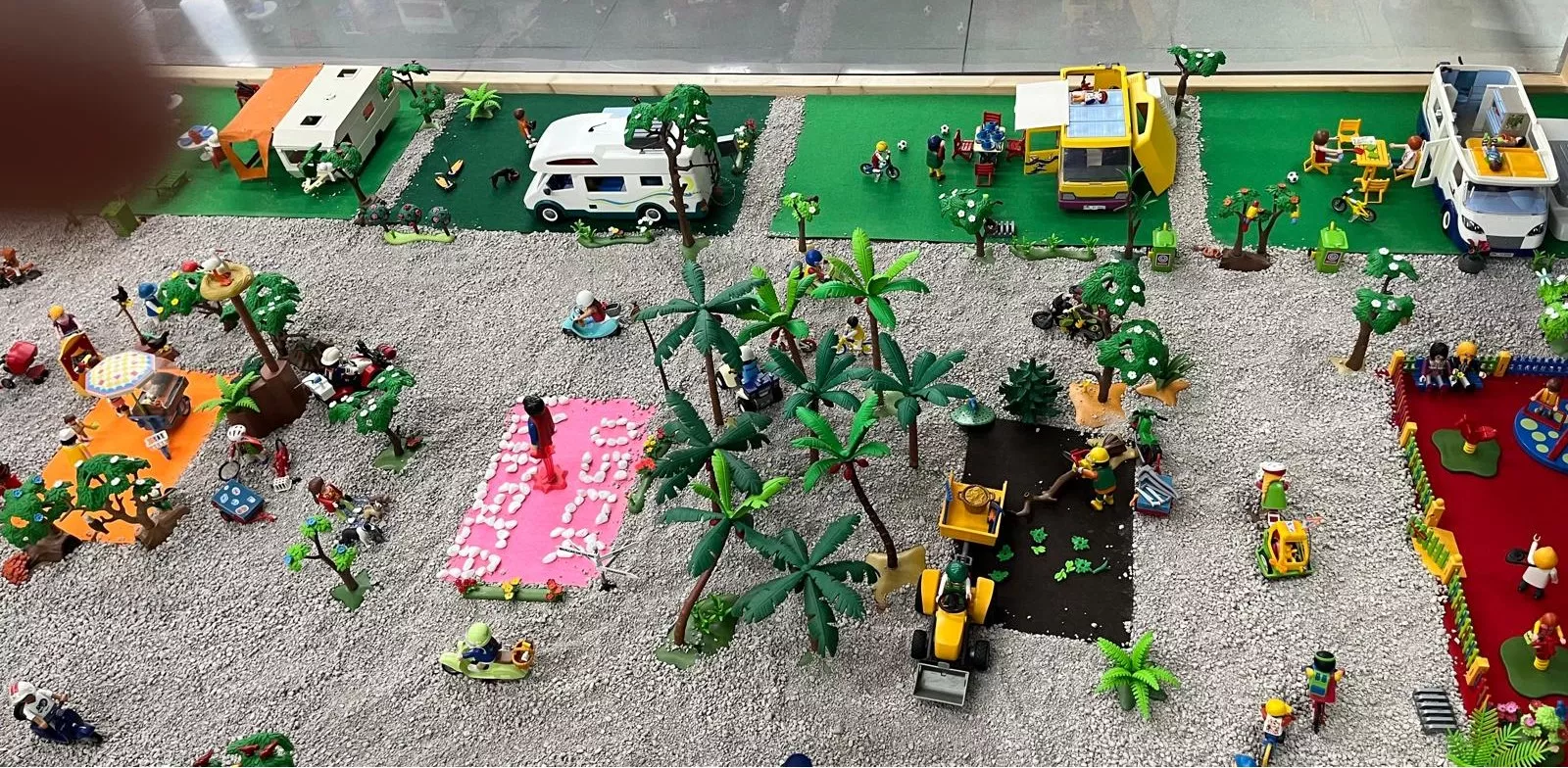 Exposición solidaria de Playmobil contra el cáncer cerebral infantil. Foto Mercedes Manterola