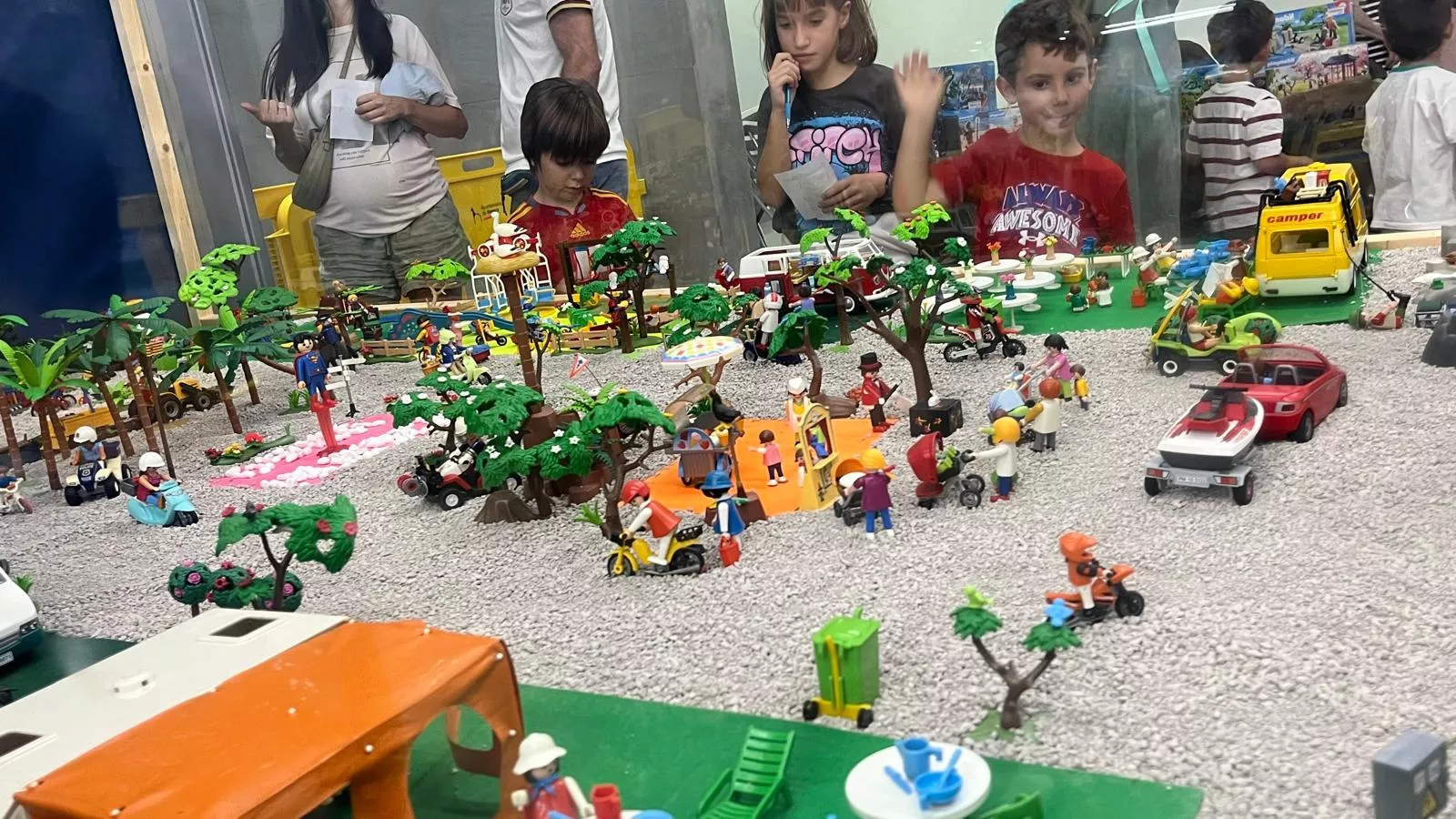 Exposición solidaria de Playmobil contra el cáncer cerebral infantil. Foto Mercedes Manterola