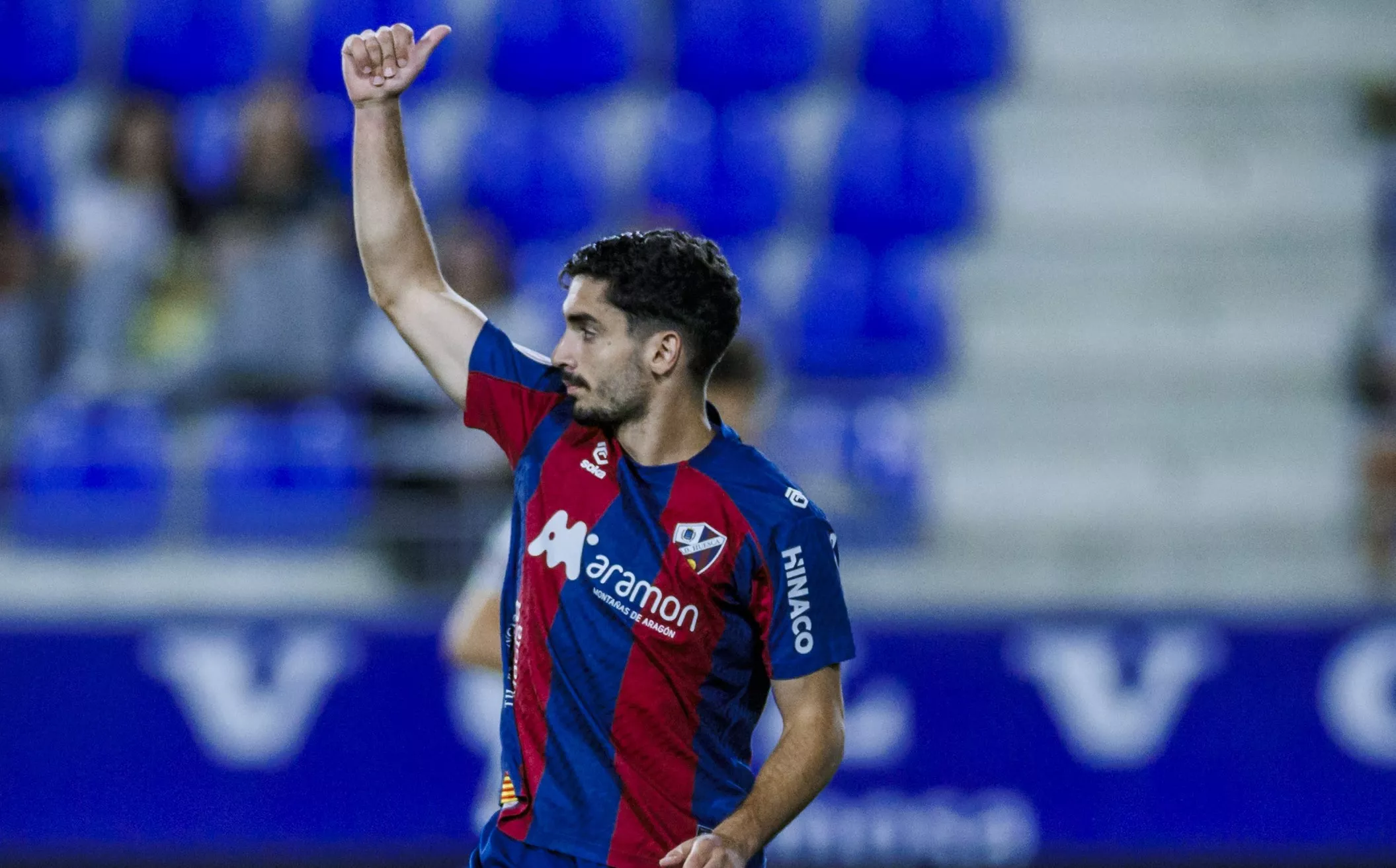 Pascu, jugador del Huesca, levanta el brazo en el partido contra el Atlético Madrileño. Foto SD Huesca