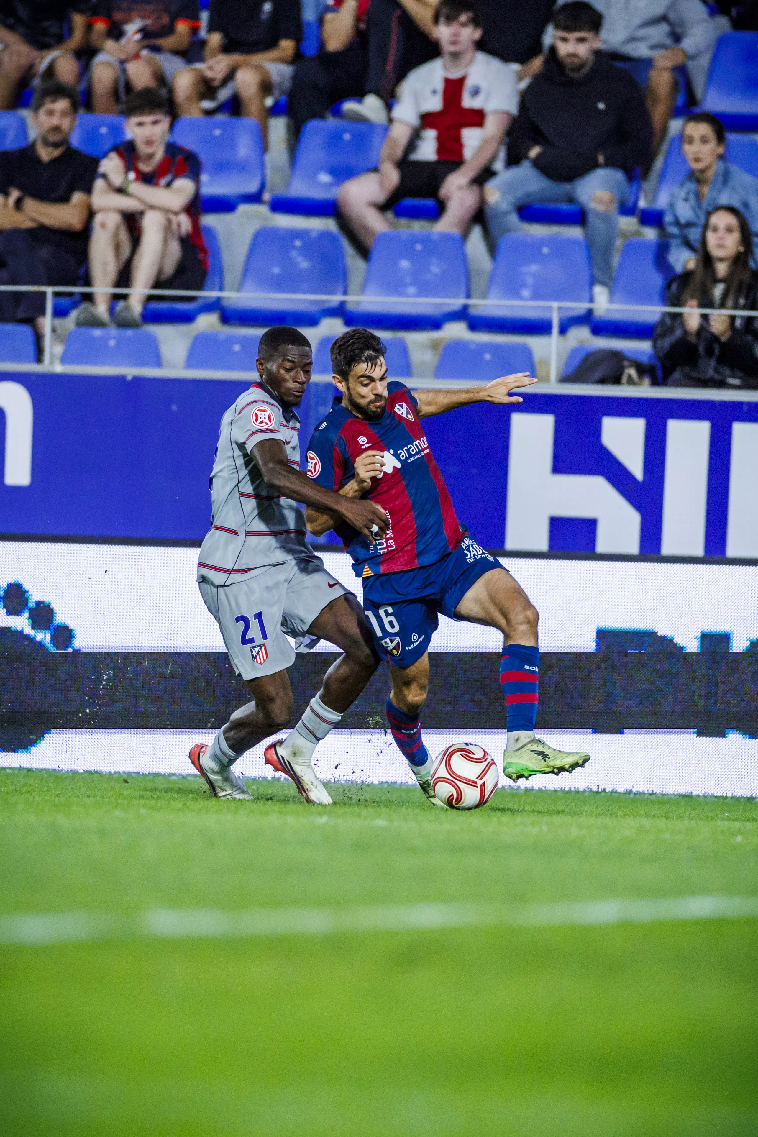 Salva Ruiz con Kamate, uno de los jugadores del Huesca en buen tono.