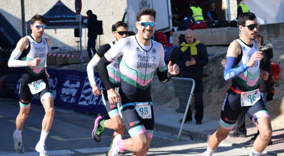 Deportistas del CC Oscense en María de Huerva.
