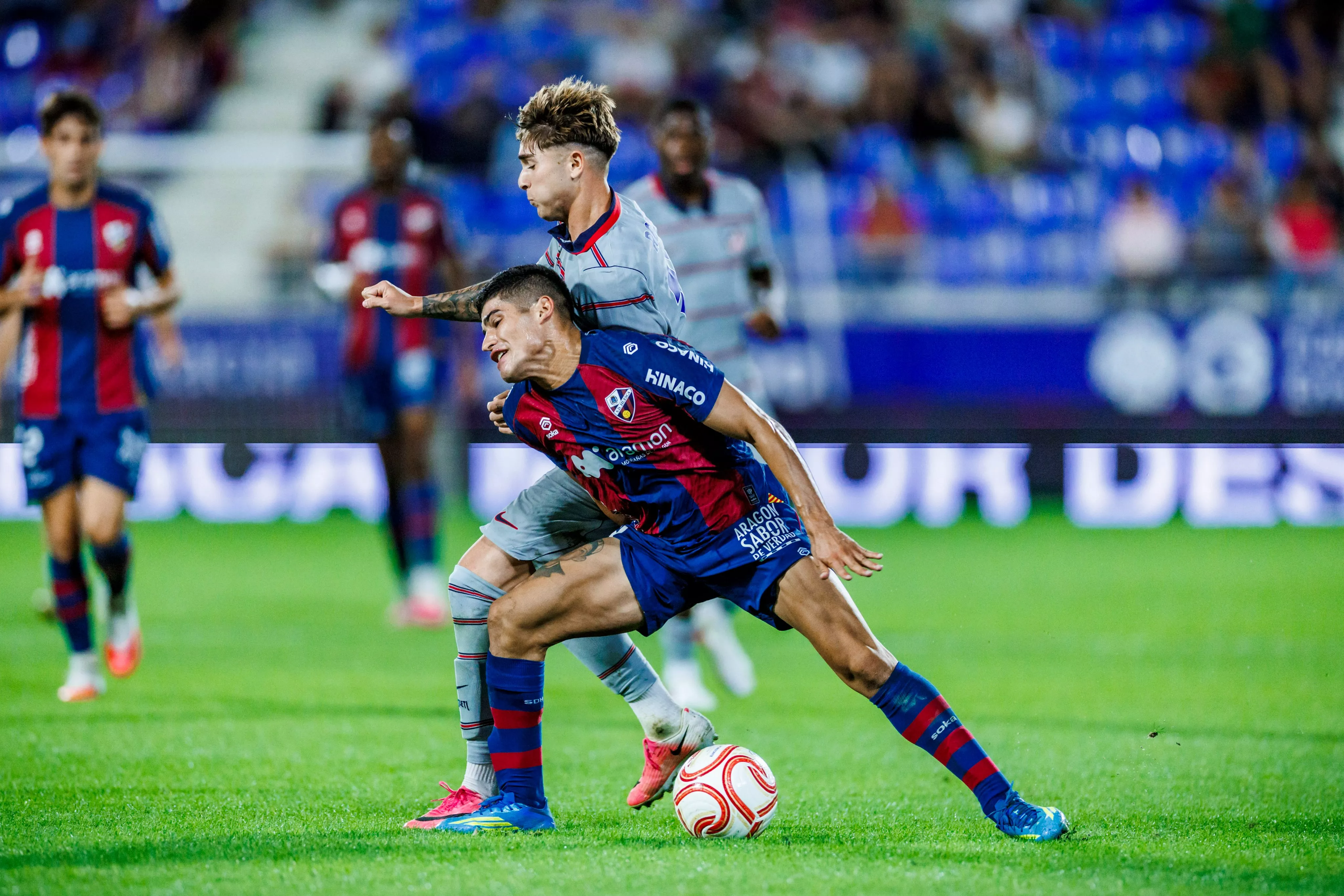 Agus Juárez, un brote verde ante los ejercientes del cholismo de Fernando Torres. Foto SD Huesca