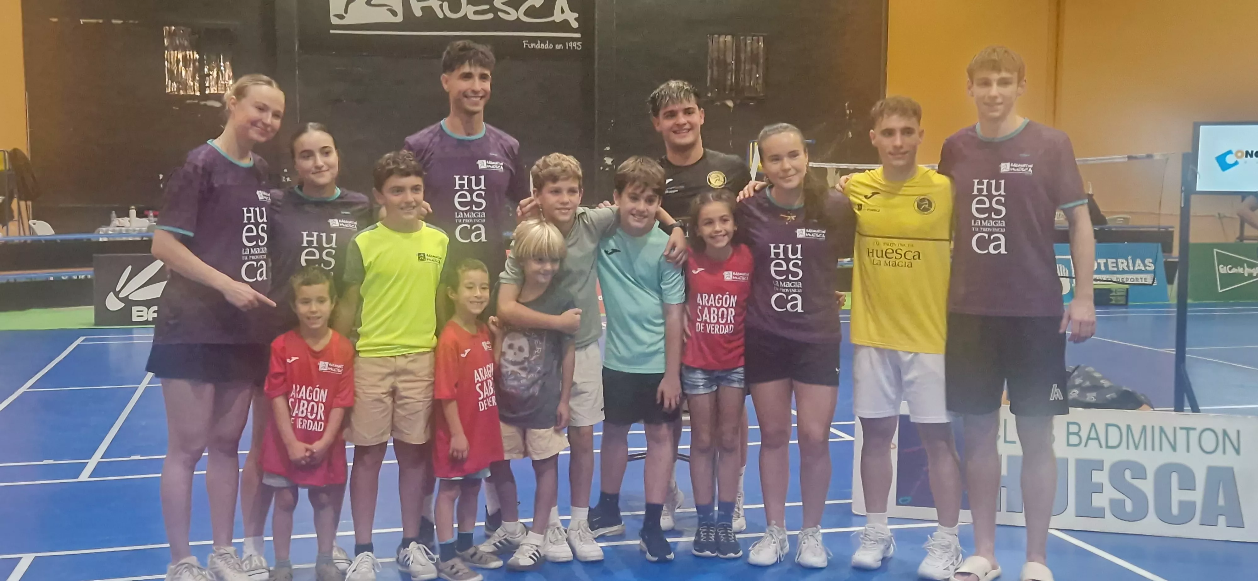 La foto de familia final con el equipo y las futuras promesas del club presentes en el partido.