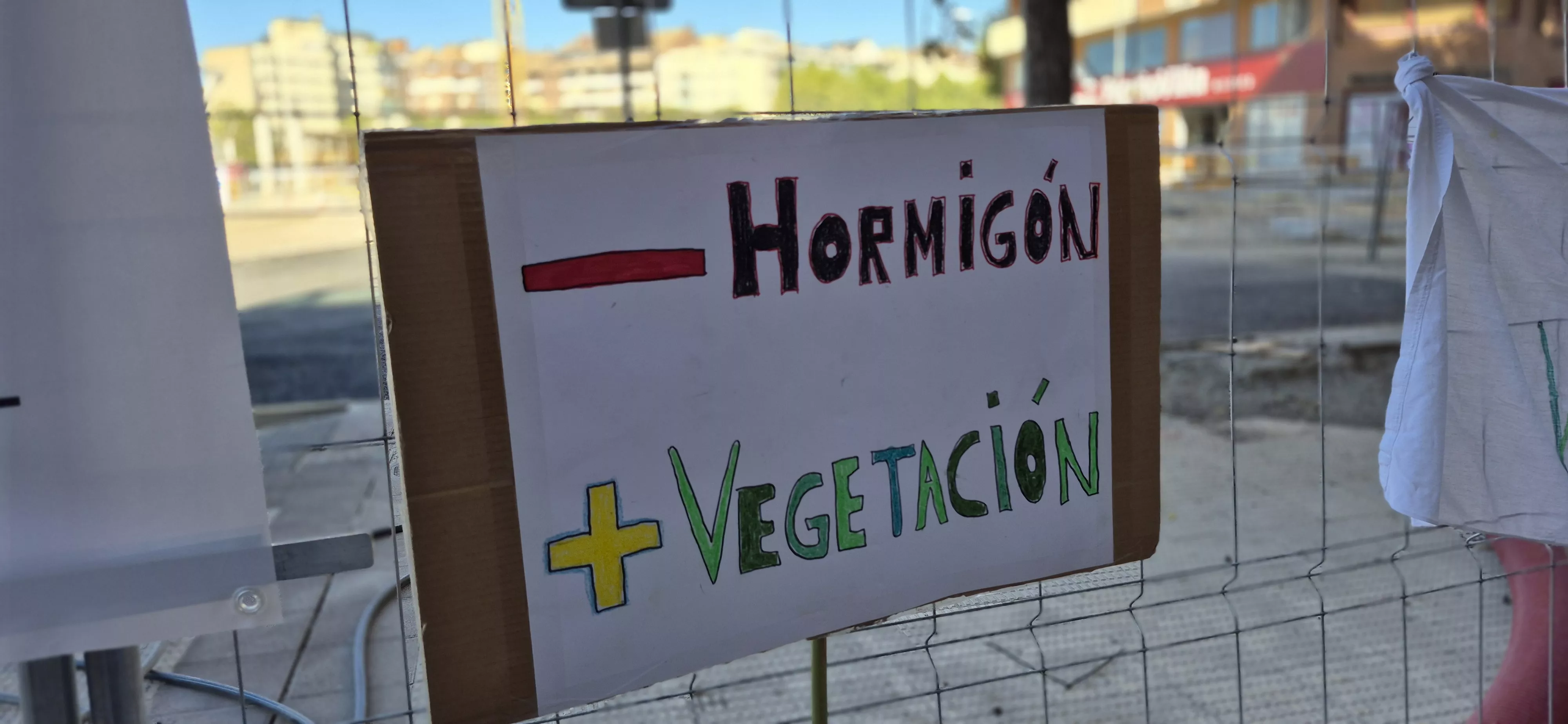 Concentración contra los "arboricidios" en Huesca. Foto Myriam Martínez