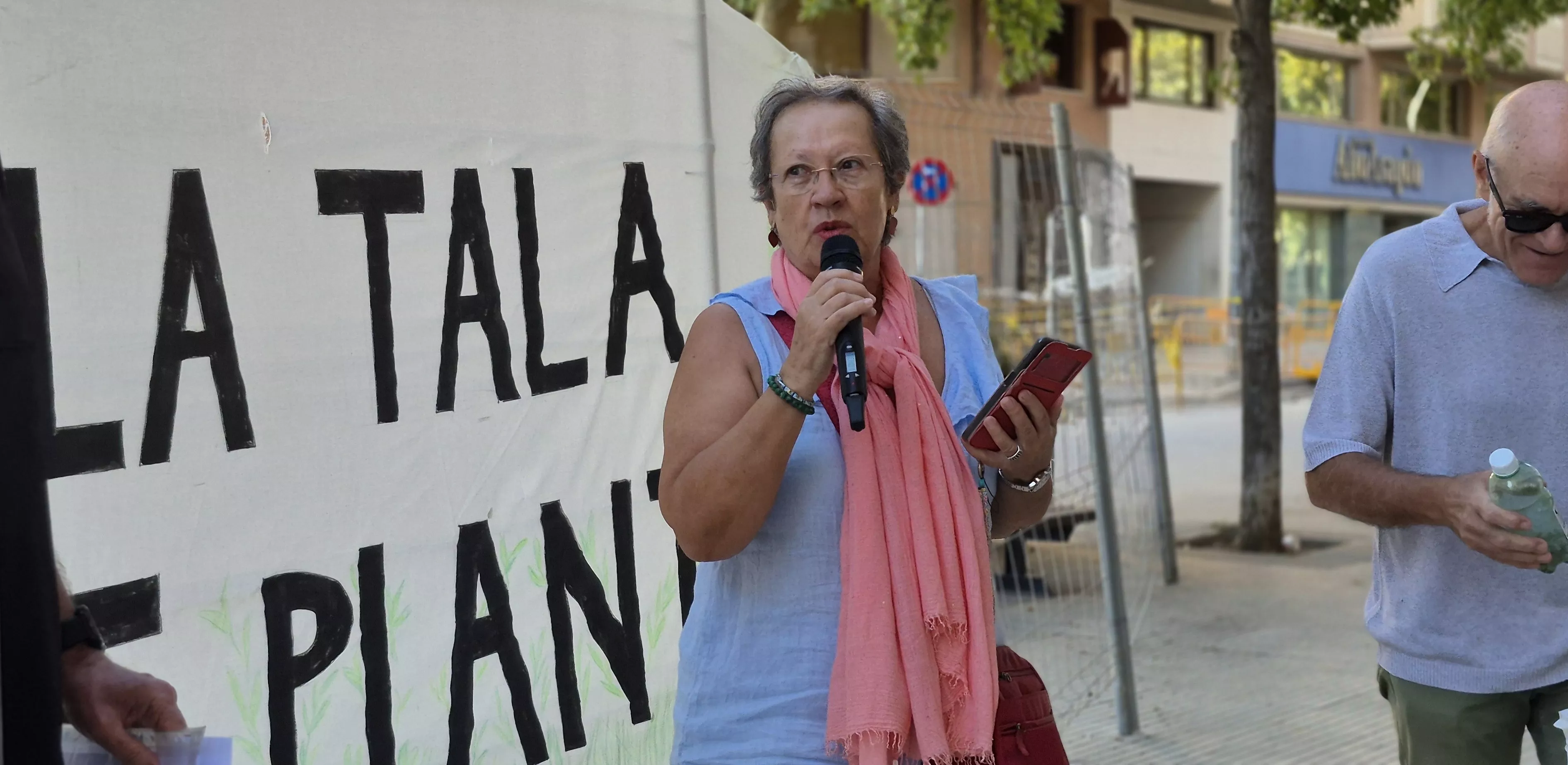 Concentración contra los "arboricidios" en Huesca. Foto Myriam Martínez