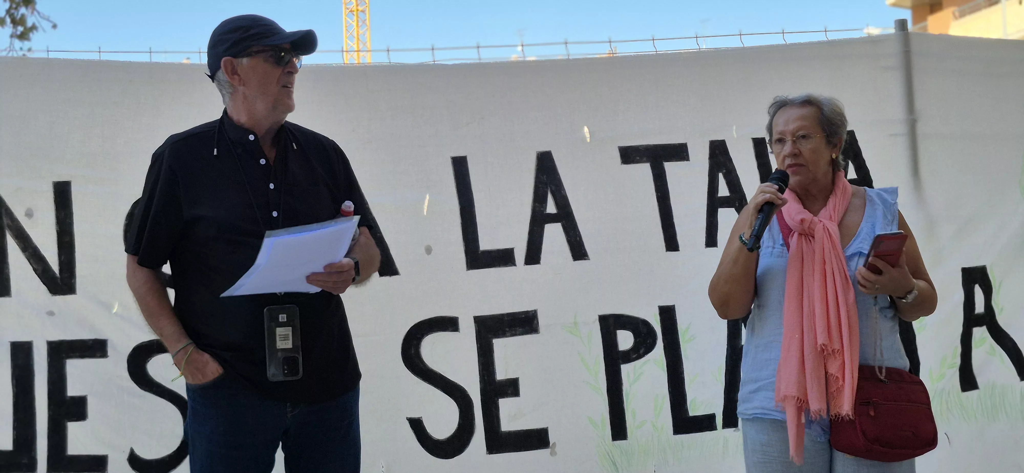 Concentración contra los "arboricidios" en Huesca. Foto Myriam Martínez