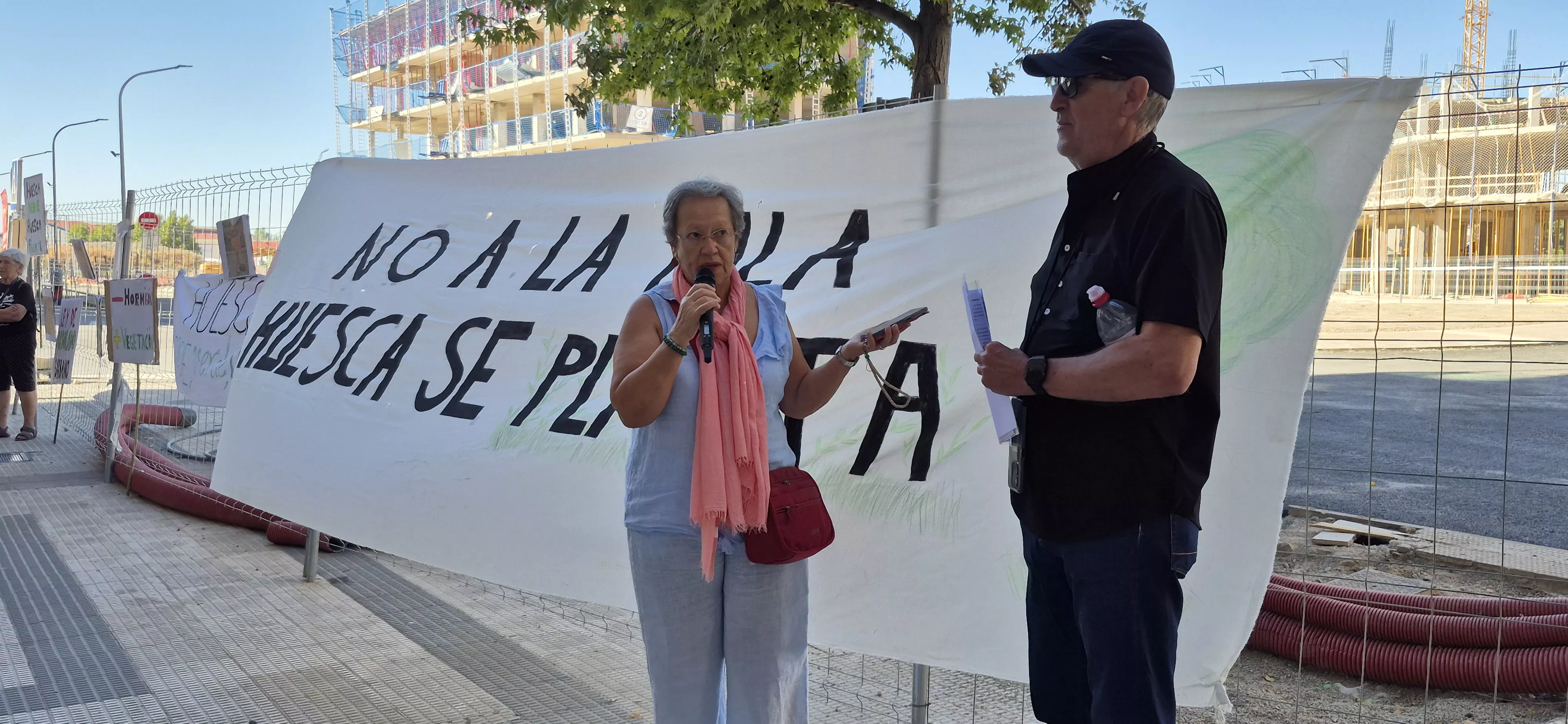 Concentración contra los "arboricidios" en Huesca. Foto Myriam Martínez