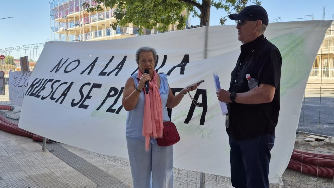 Concentración contra los "arboricidios" en Huesca. Foto Myriam Martínez