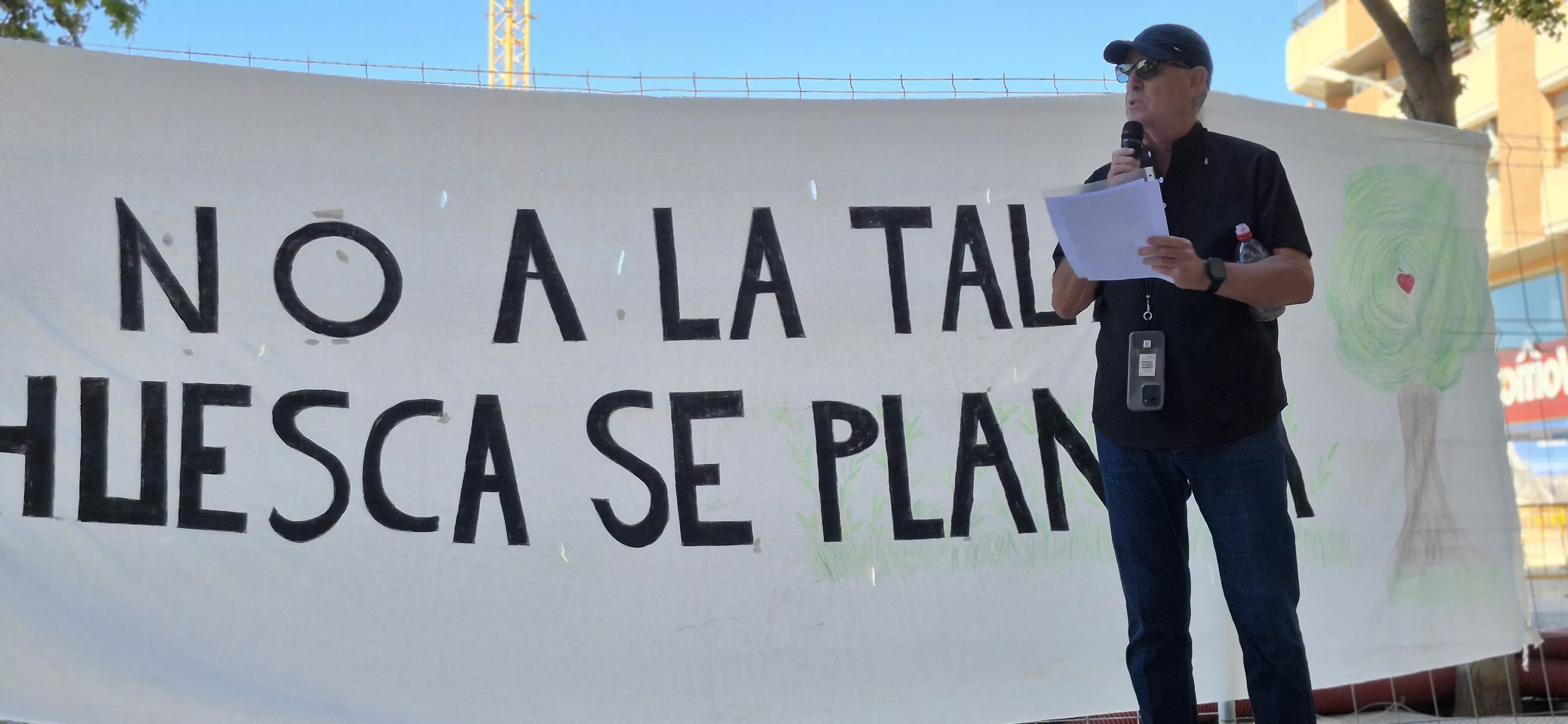 Concentración contra los "arboricidios" en Huesca. Foto Myriam Martínez