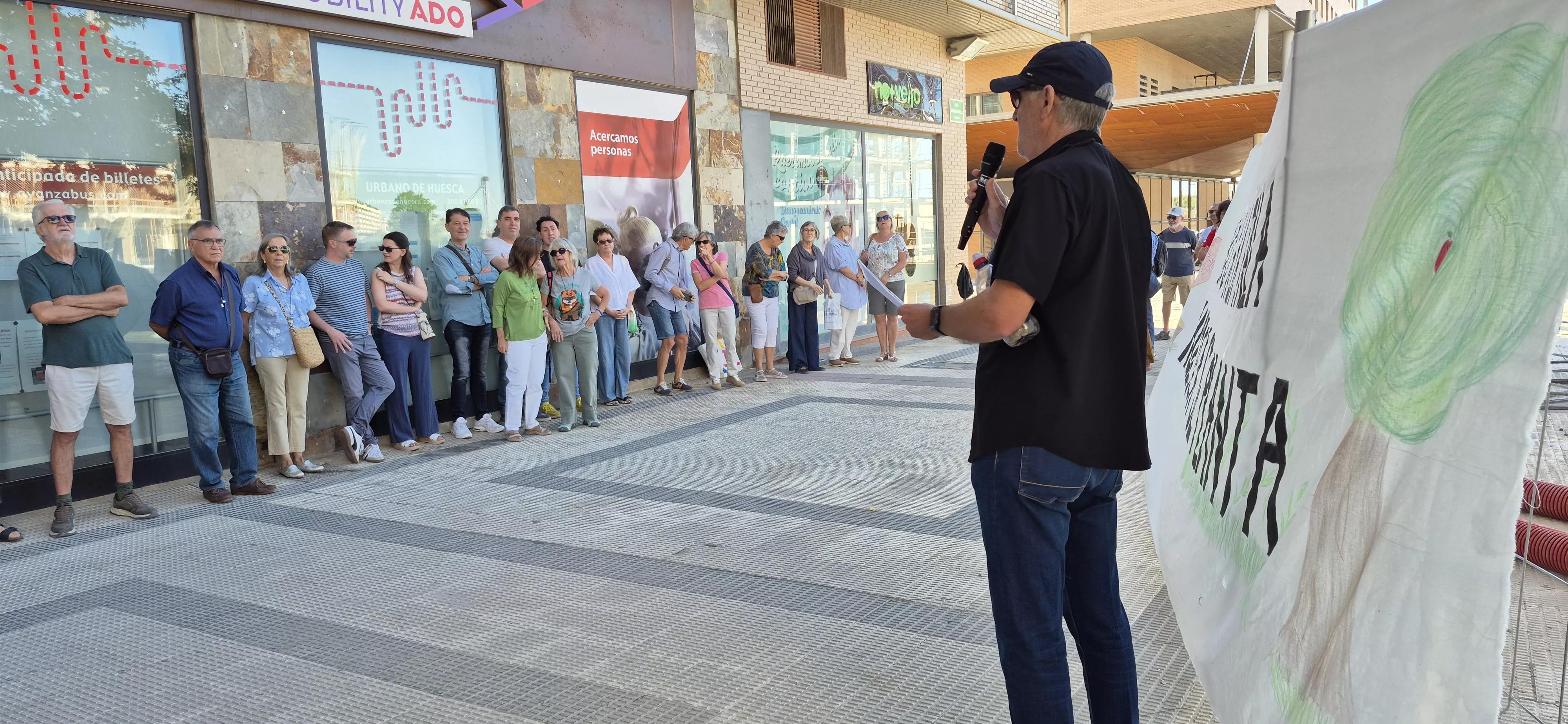 Concentración contra los "arboricidios" en Huesca. Foto Myriam Martínez