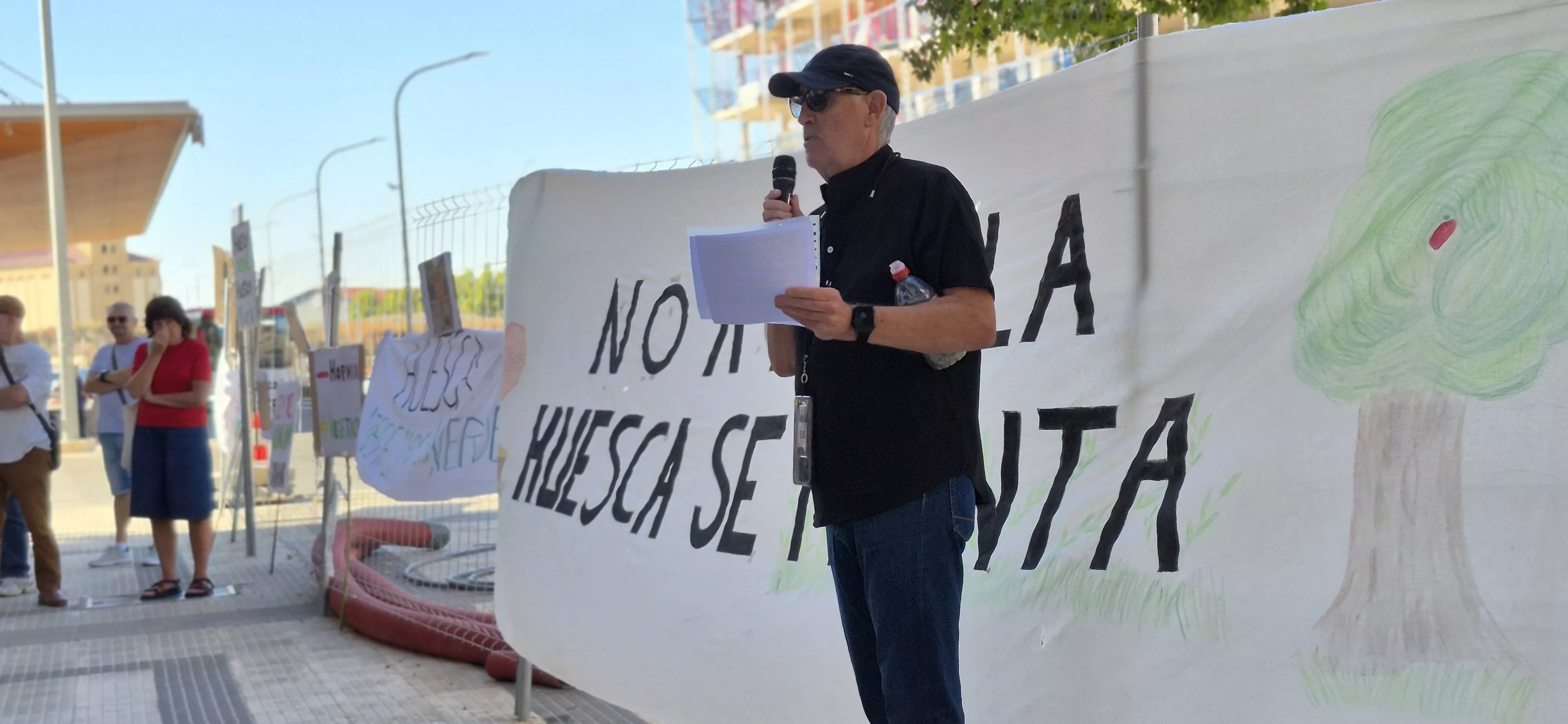 Concentración contra los "arboricidios" en Huesca. Foto Myriam Martínez