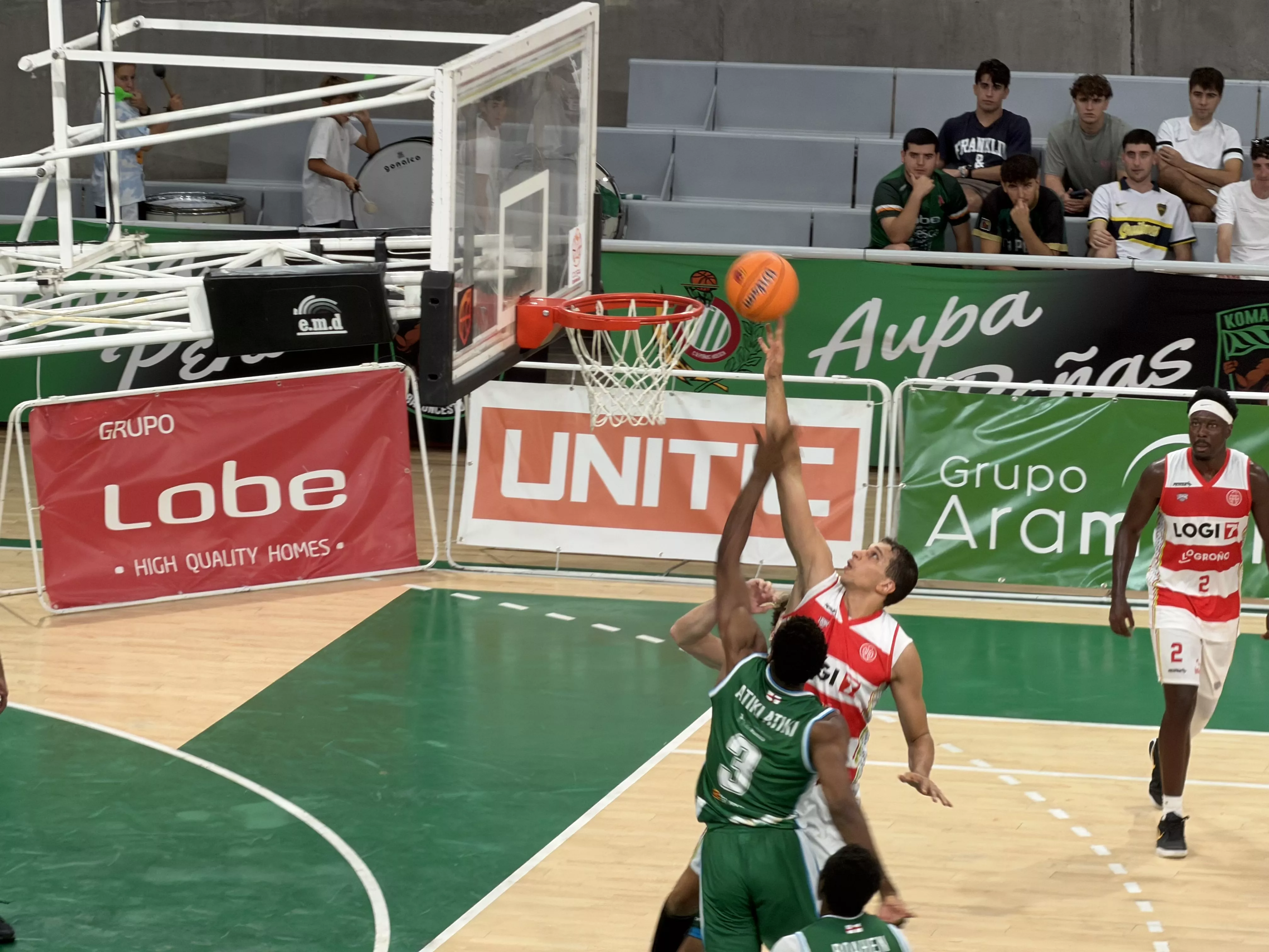 Atiki pelea un balón en el partido ante Logrobasket. Foto Adri Mora