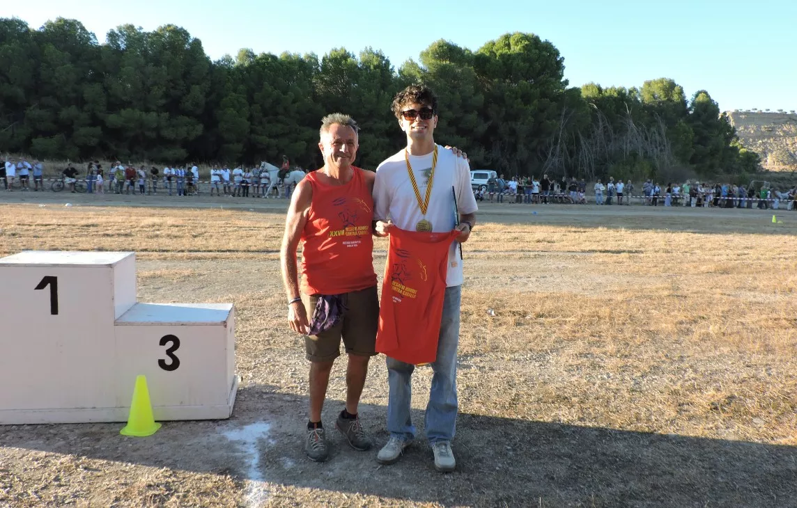 José Ignacio Borraz entrega una camiseta conmemorativa a Paul MacGrath
