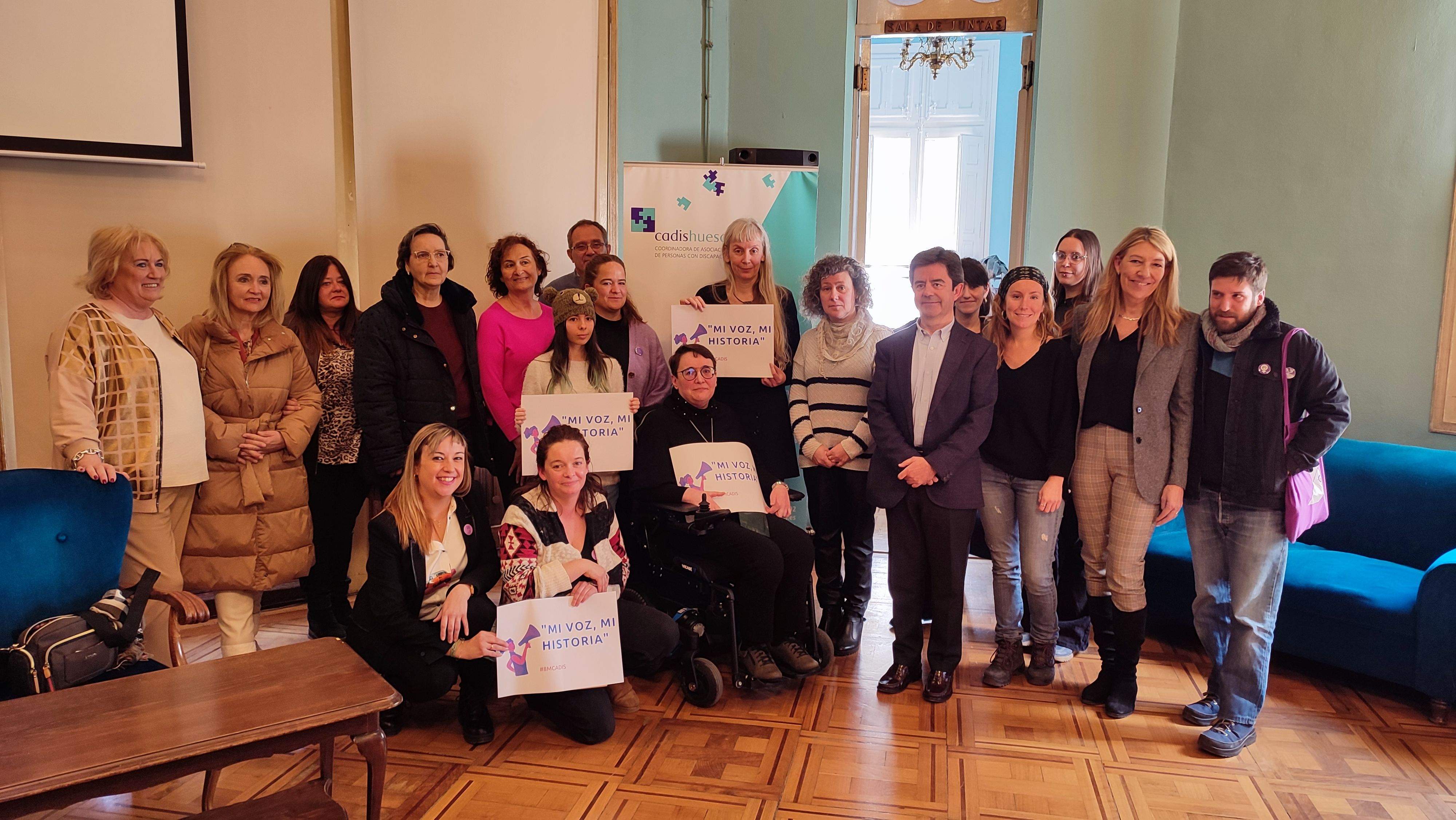 Participantes en el acto celebrado este lunes por Cadis Huesca  y autoridades. Foto Myriam Martínez