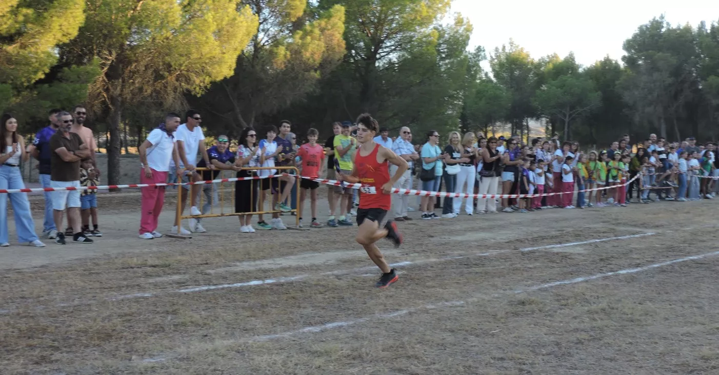 Pedro Blasco, relajado, entrando en meta