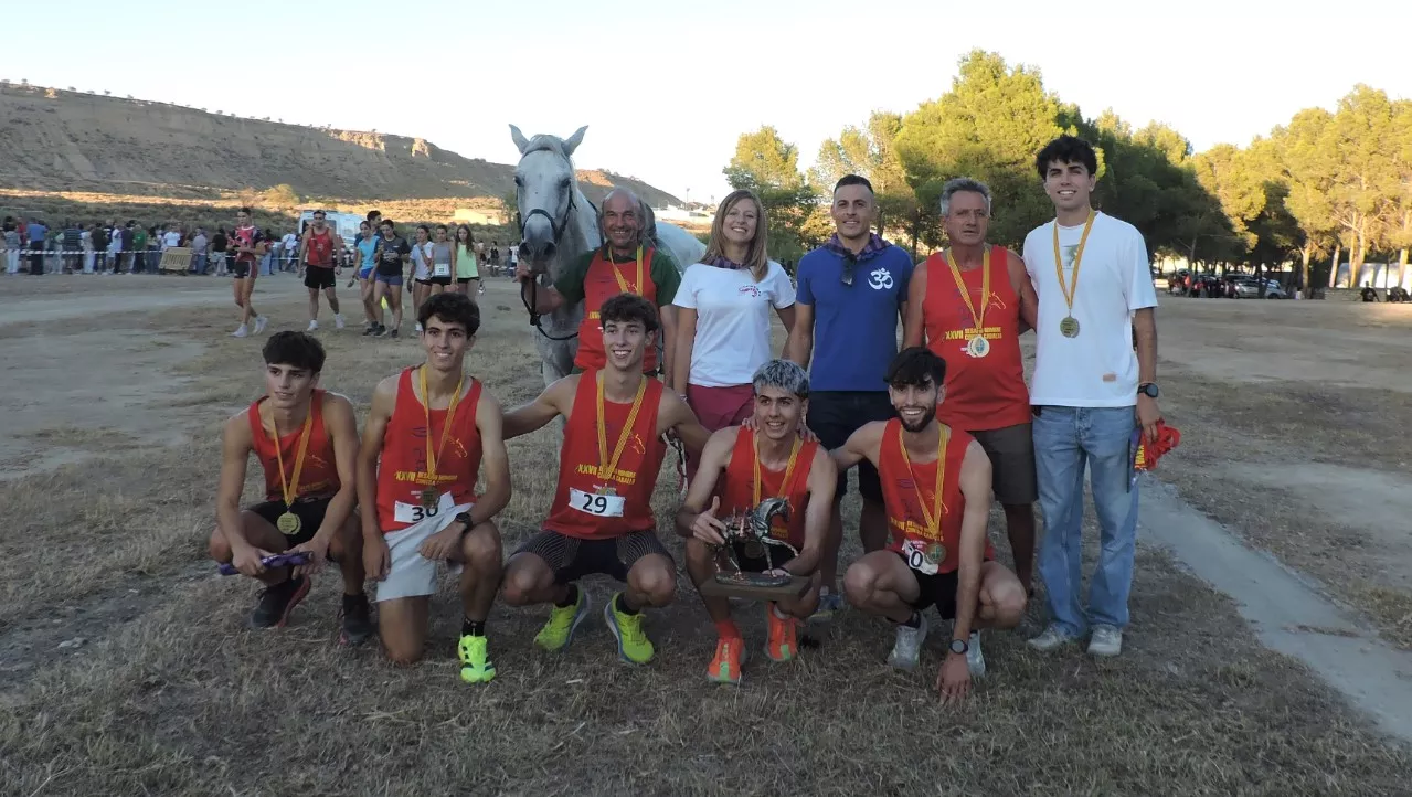 Participantes con sus trofeos, autoridades, organizadores y homenajeado