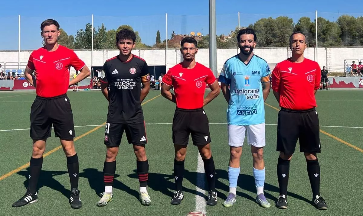 Árbitros y capitanes del Internacional Huesca - Brea.