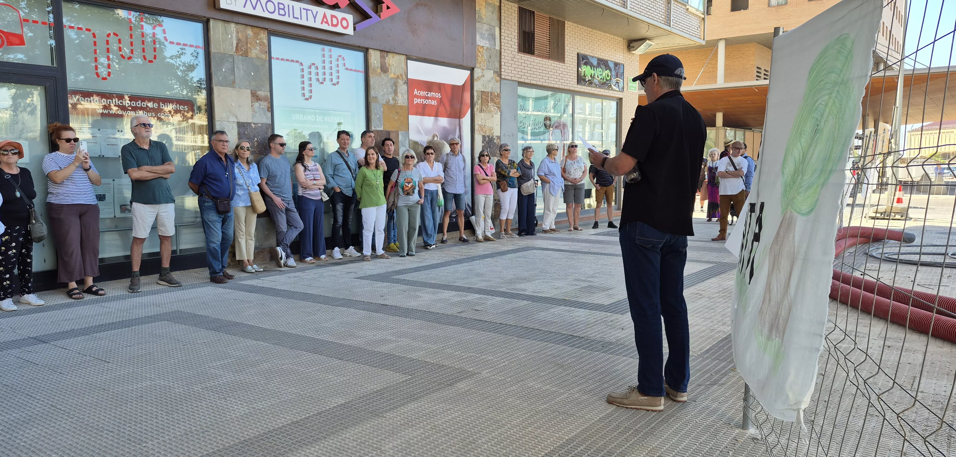 Árboles Vivos se concentra para denunciar la tala de más de 40 ejemplares en las obras de Harineras. Foto Myriam Martínez