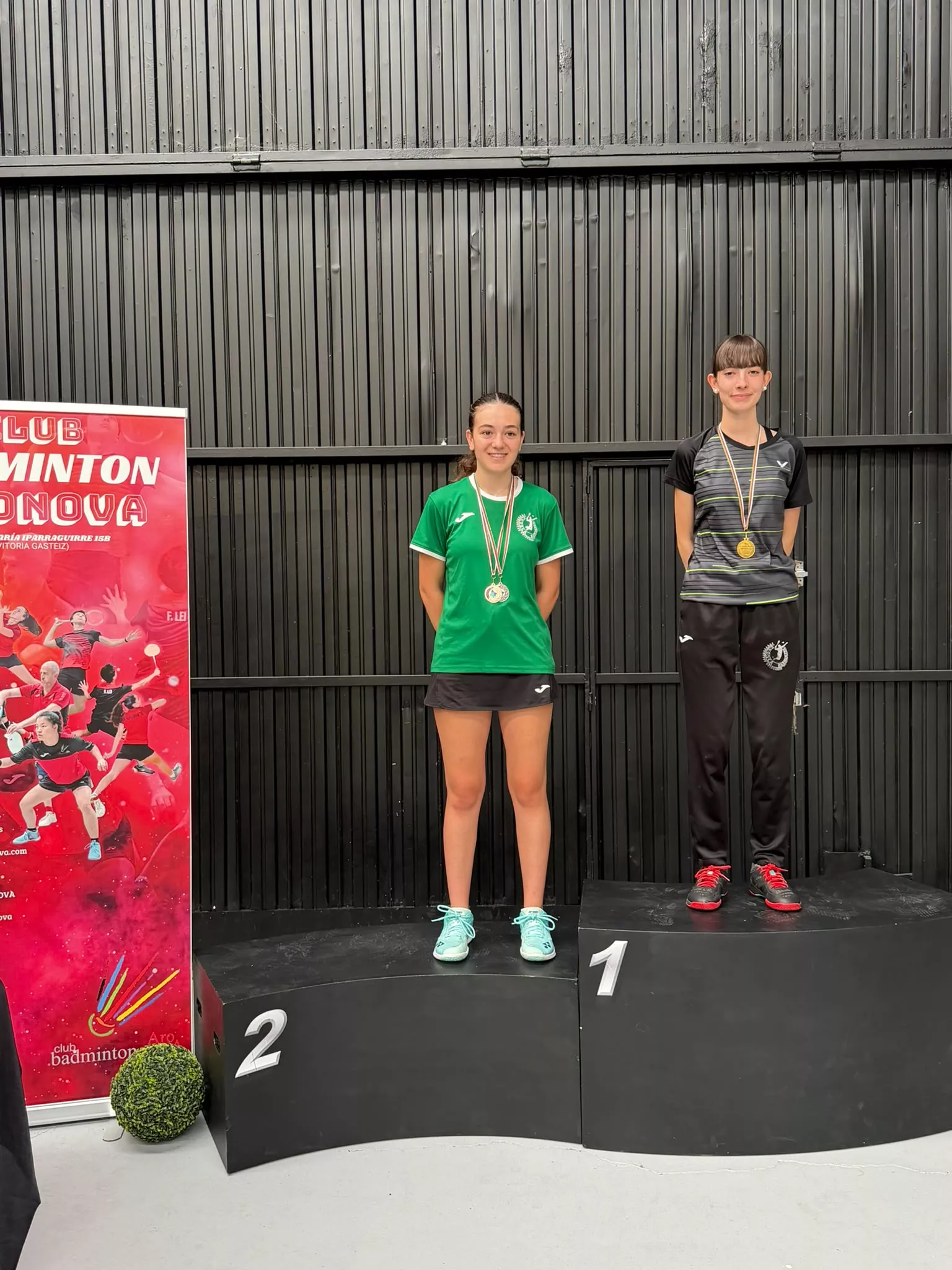 Emma Bibián y Andrea Mingarro en el podio femenino