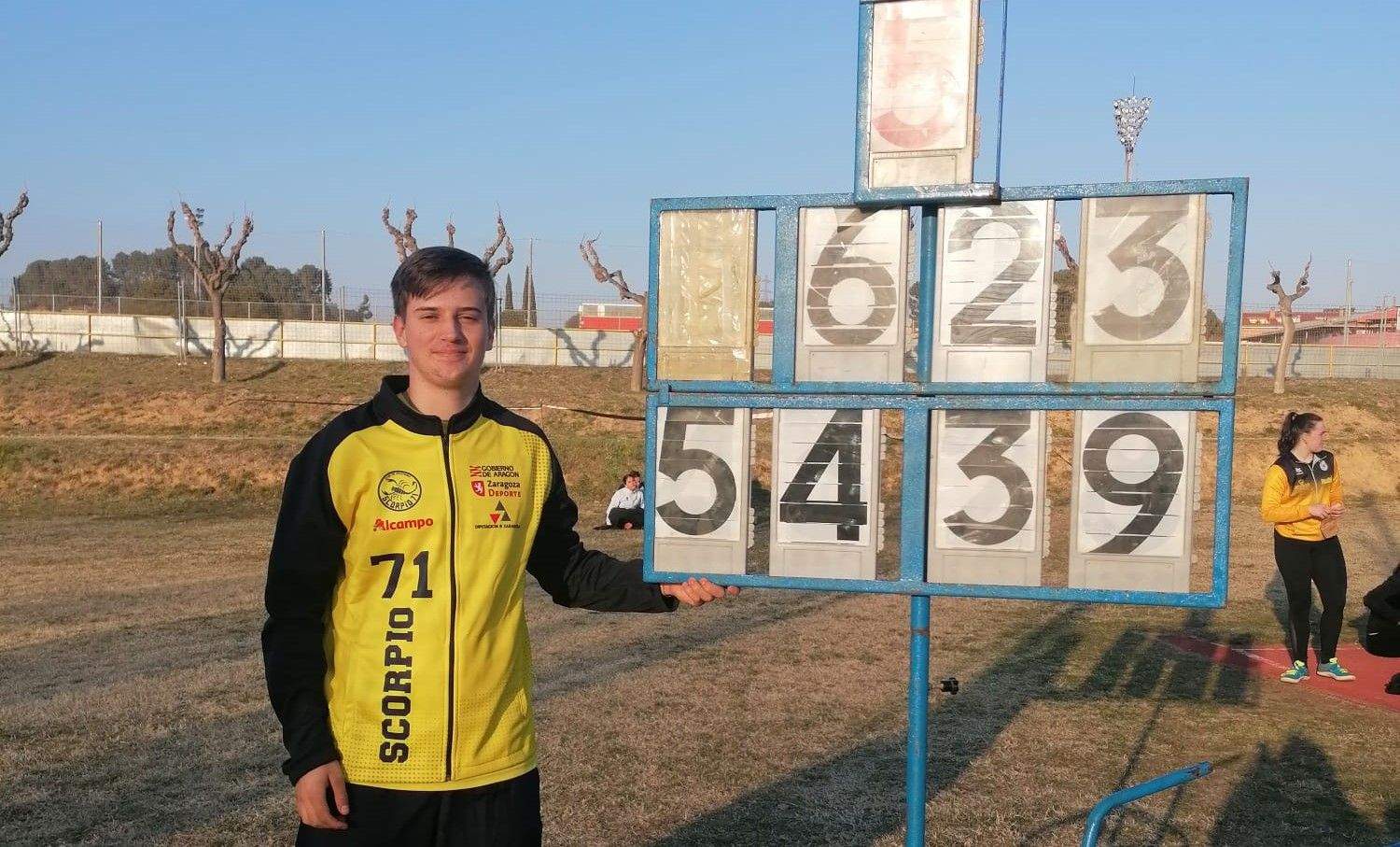 Javier Díaz Girón posa con la marca personal en martillo.