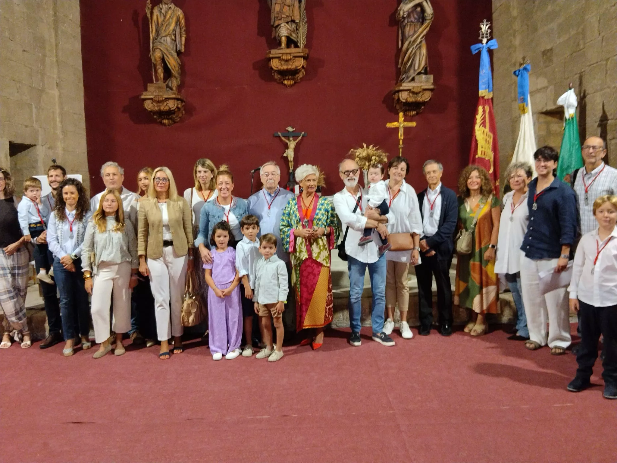 Foto de familia de nuevos cofrades y cofradías protagonistas del hermanamiento.