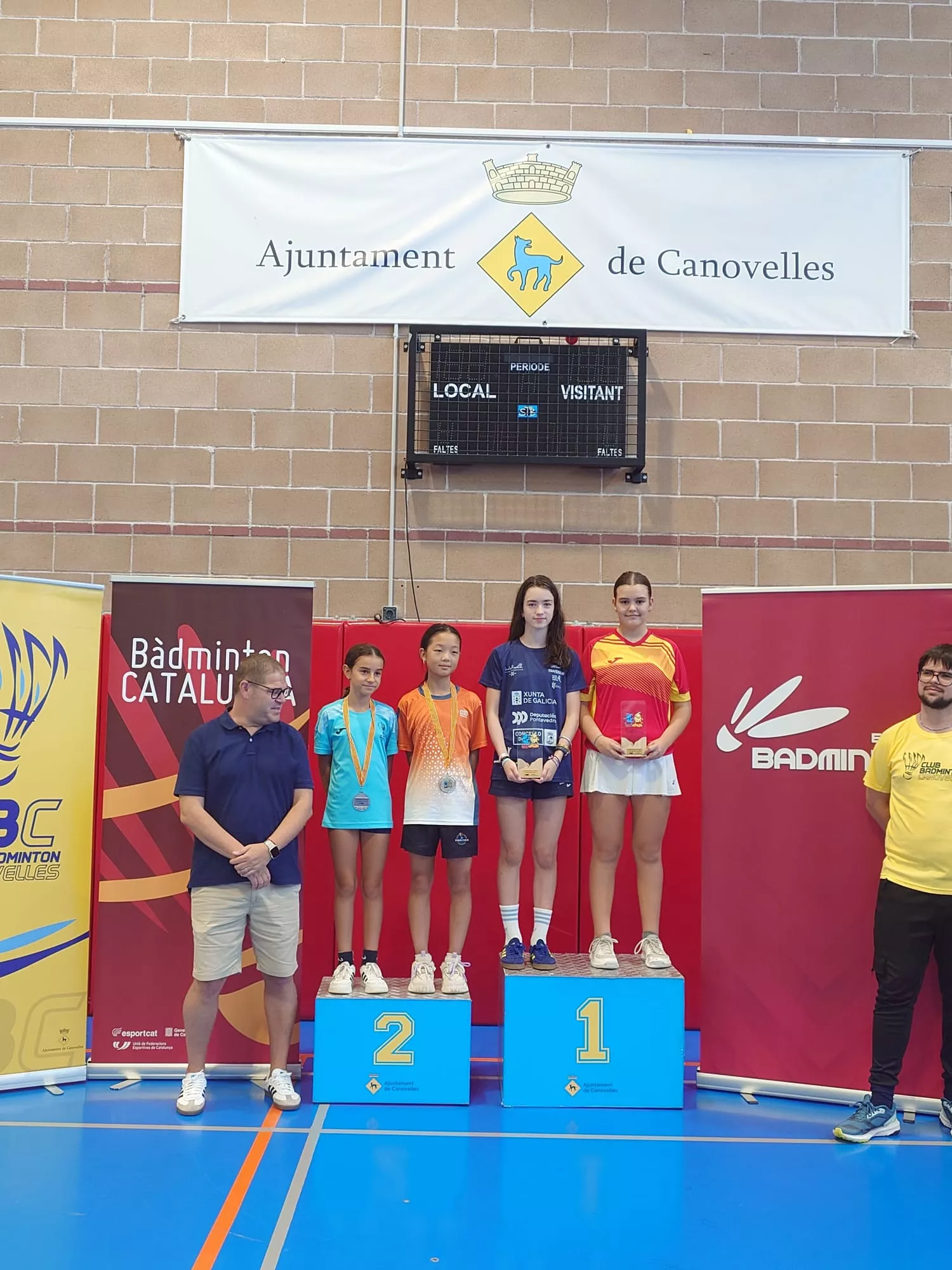 Lucía Rodríguez (derecha en el podio), campeona de dobles Sub-13 en Canovelles.