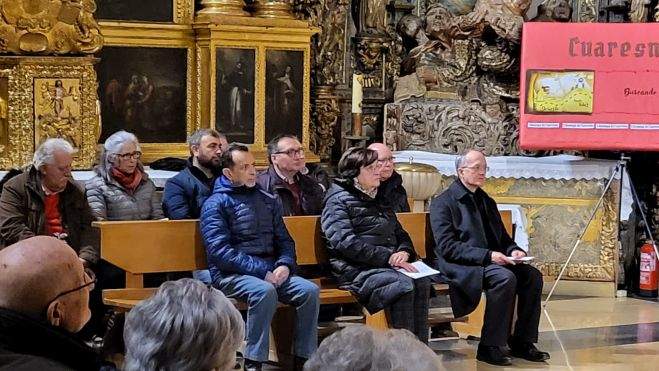 Miembros de la Archicofradía de la Vera Cruz con el obispo de Huesca, Julián Ruiz Martorell Miembros de la Archicofradía de la Vera Cruz con el obispo de Huesca, Julián Ruiz Martorell