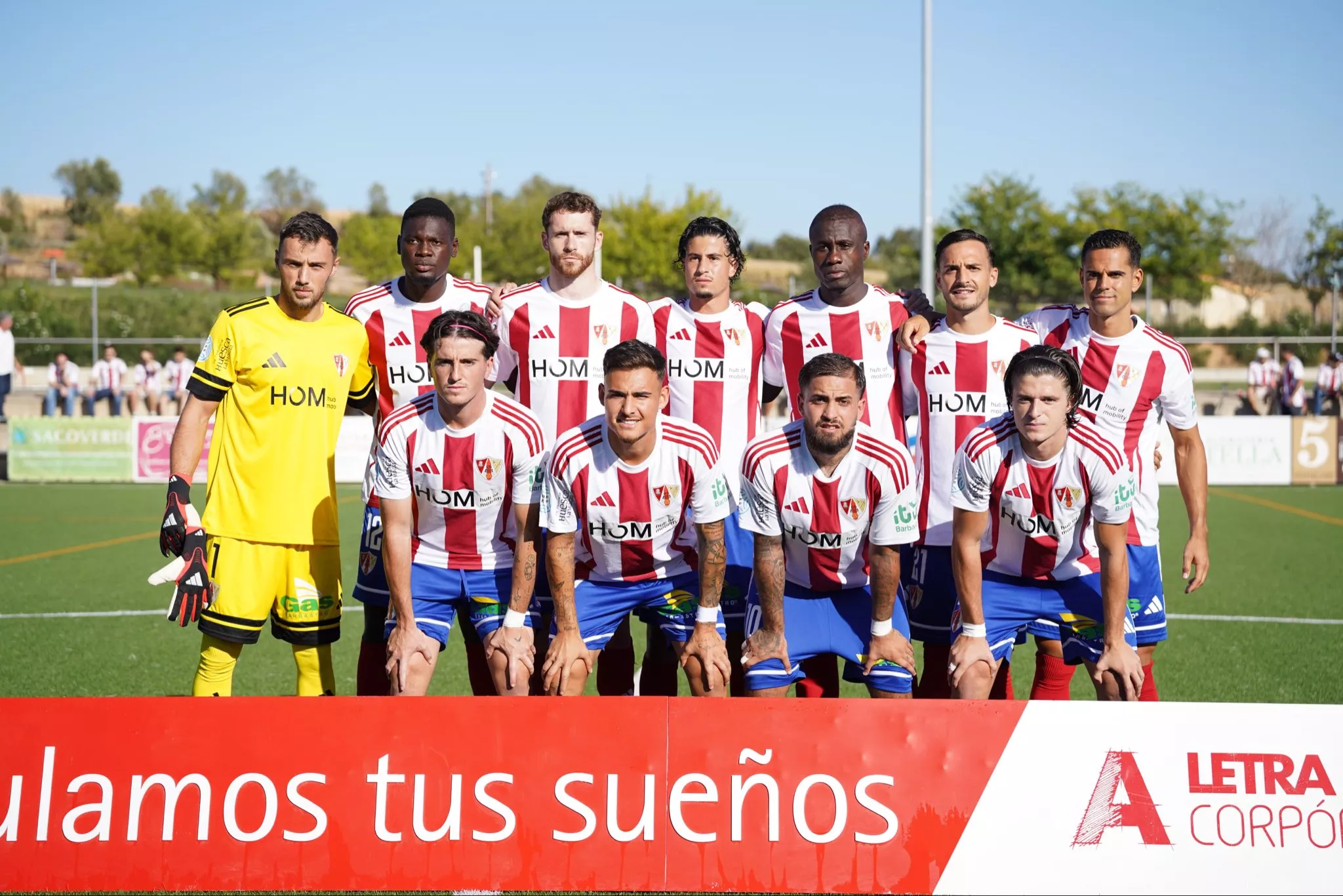 Once del Barbastro ante el Barça Atlètic. Resultados y clasificaciones del fútbol altoaragonés del 19 y 20 de septiembre. Foto: Dani Vidal