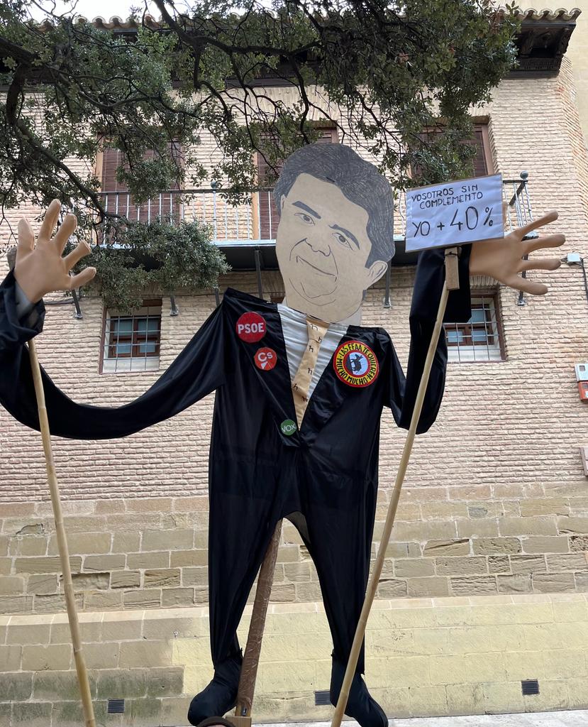 Los sindicatos han sacado a la manifestación esta representación del alcalde