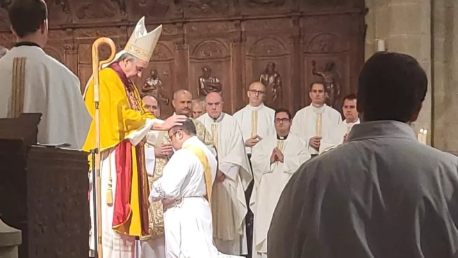 El obispo impone las manos a Reynaldo Jesus