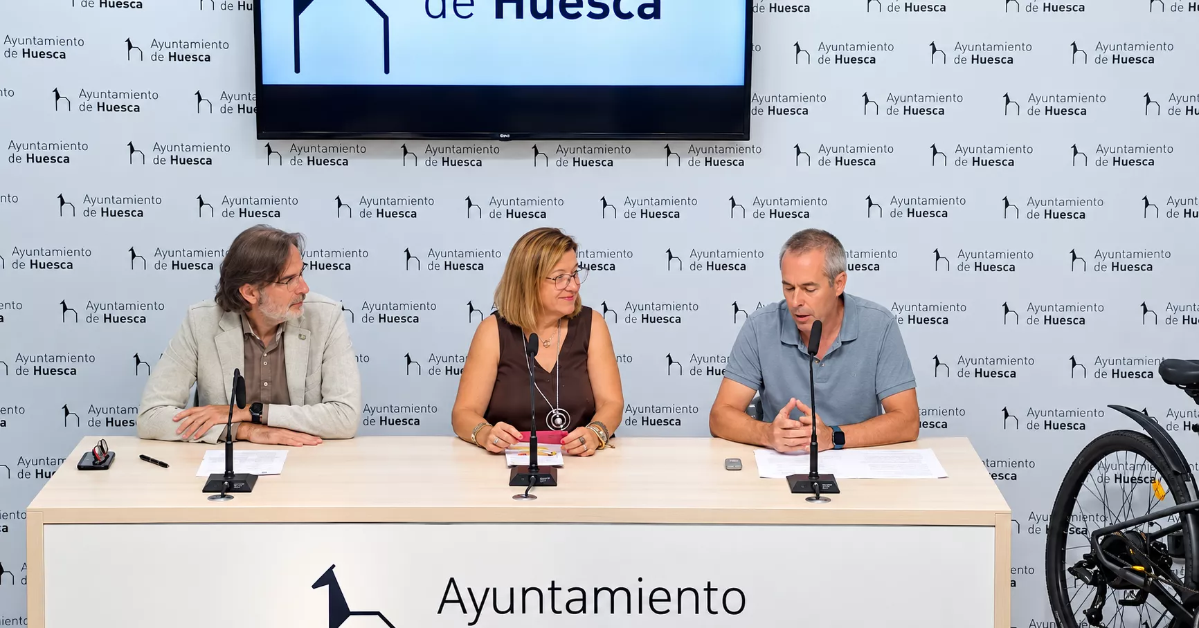 Iván Rodríguez, Marta Liesa y Juan Carlos Casterad. La Universidad de Zaragoza impulsa la bicicleta en Huesca con tres nuevas medidas.