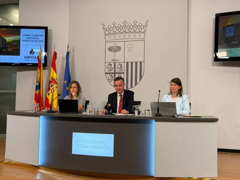 El consejero Biendicho, en el centro, en la presentación del balance de incendios forestales, junto a la directora general de Gestión Forestal, Ana Oliván, y la Jefa de Servicio, Maribel Ureta, en rueda de prensa