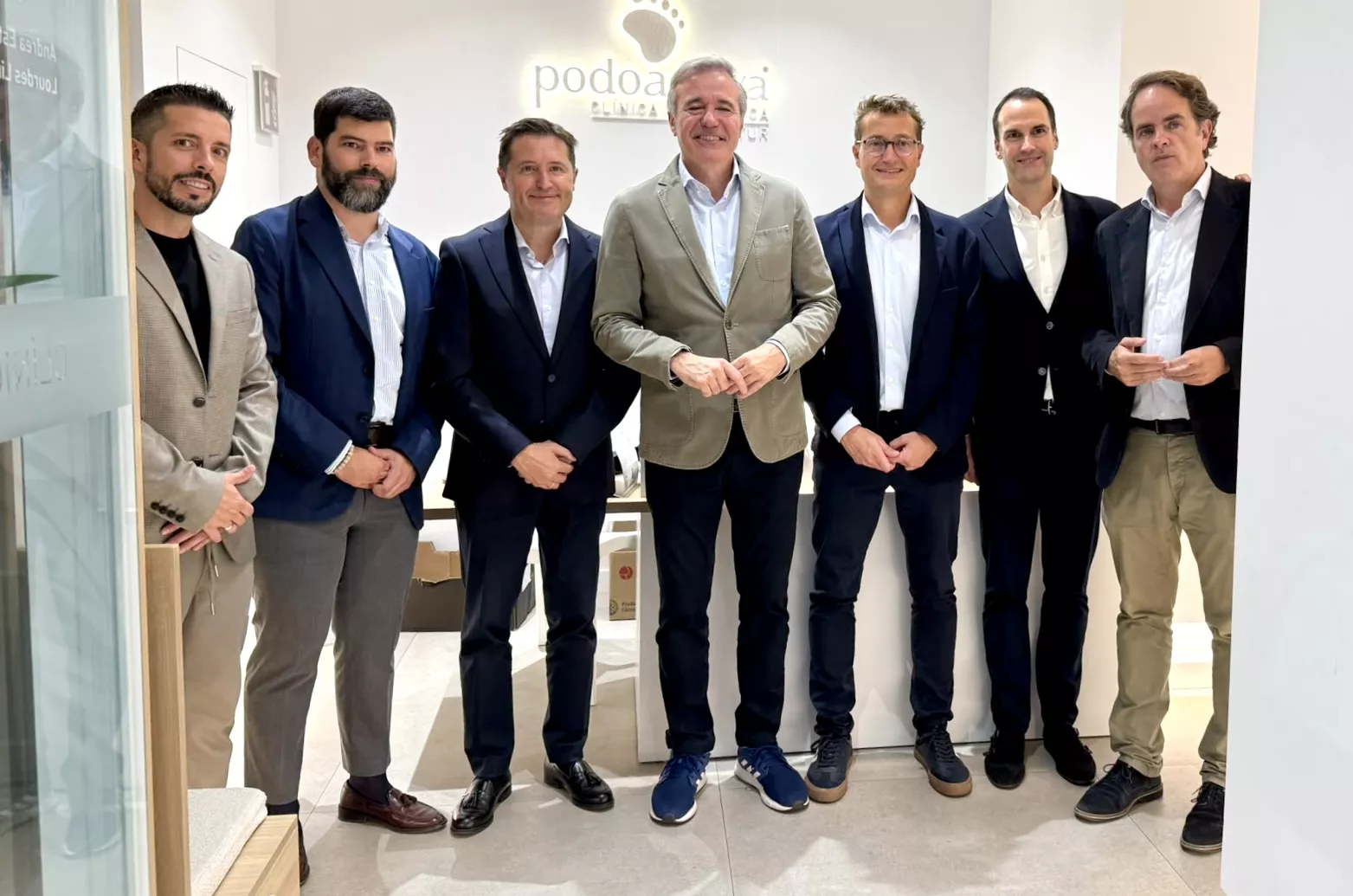 Jorge Azcón y Bermúdez de Castro con los hermanos Alfaro, Miguel Subirá y Carlos Martín en Podoactiva Actur. Foto Fabián Simón/Gobierno de Aragón
