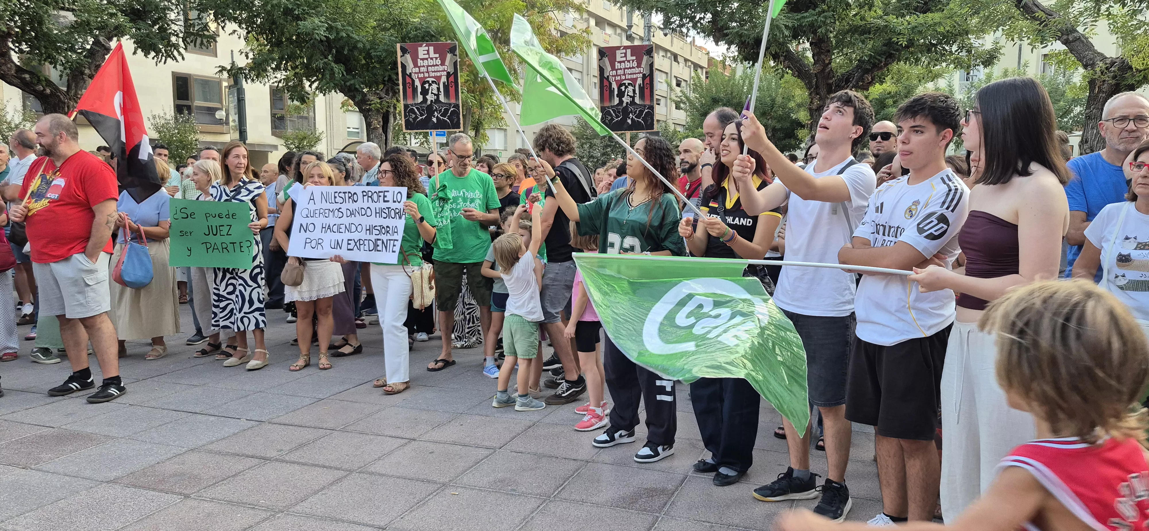 Concentración de apoyo al docente sancionado Sergio Martínez. Foto Myriam Martínez