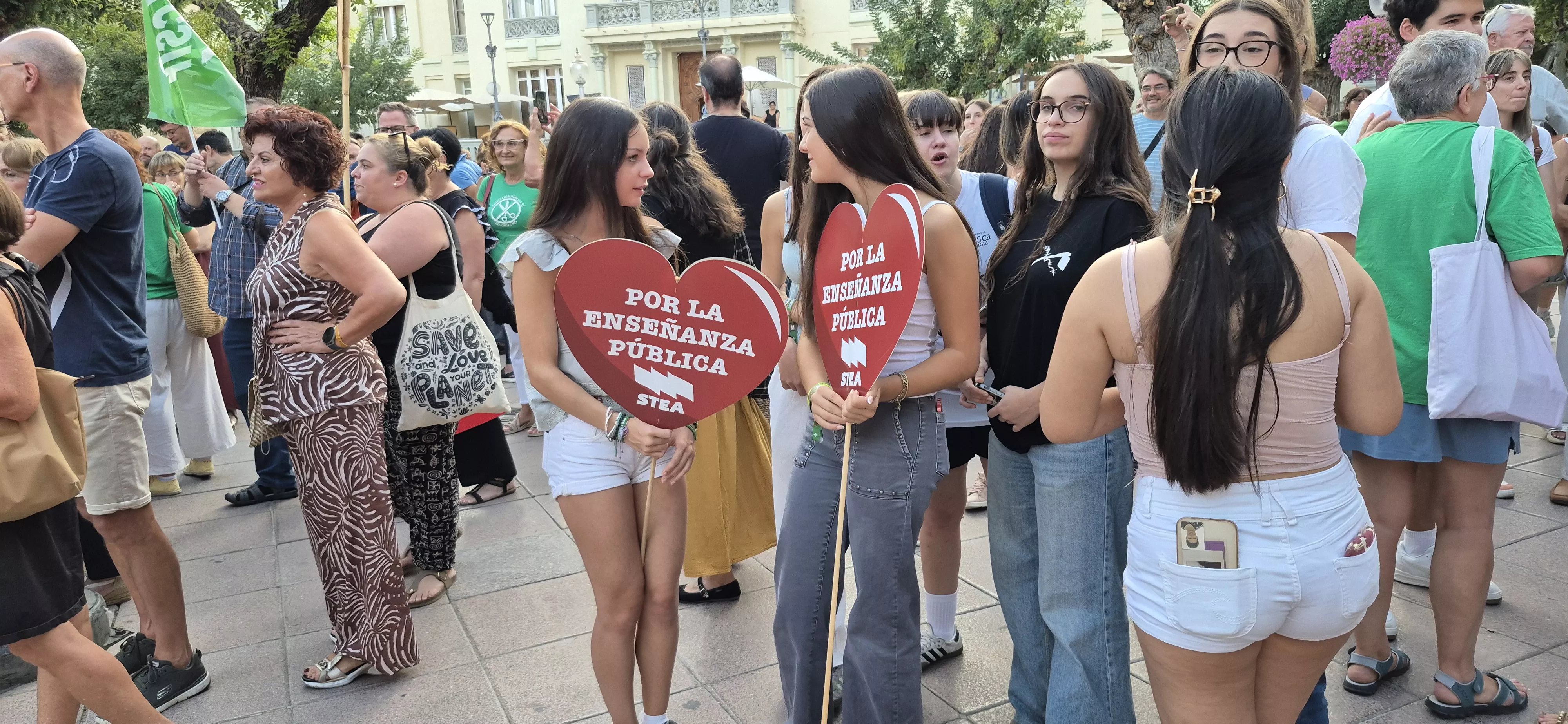 Concentración de apoyo al docente sancionado Sergio Martínez. Foto Myriam Martínez