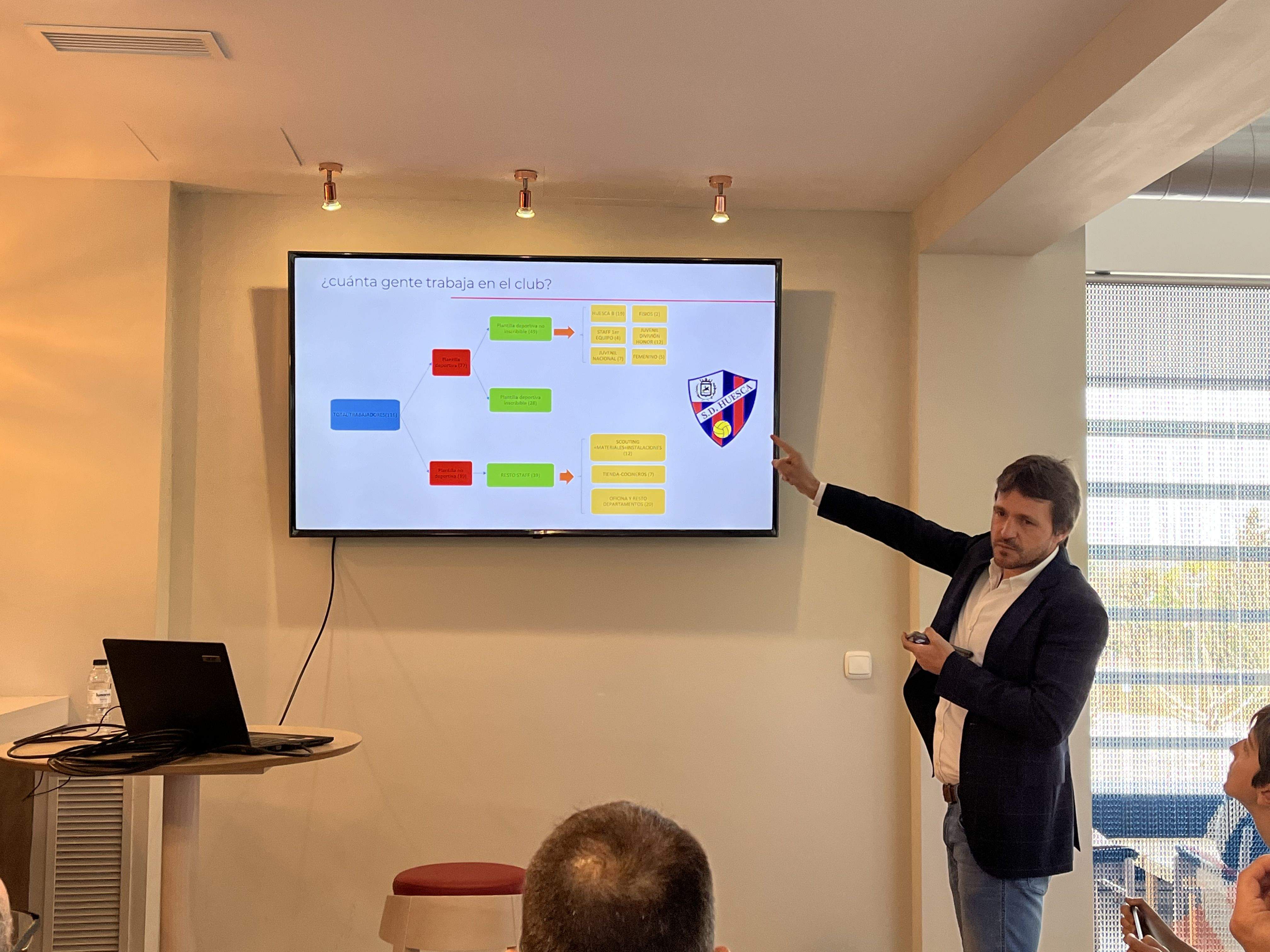 Josete Ortas, director general de la SD Huesca, en un encuentro con los medios de comunicación. Foto: Adrián Mora