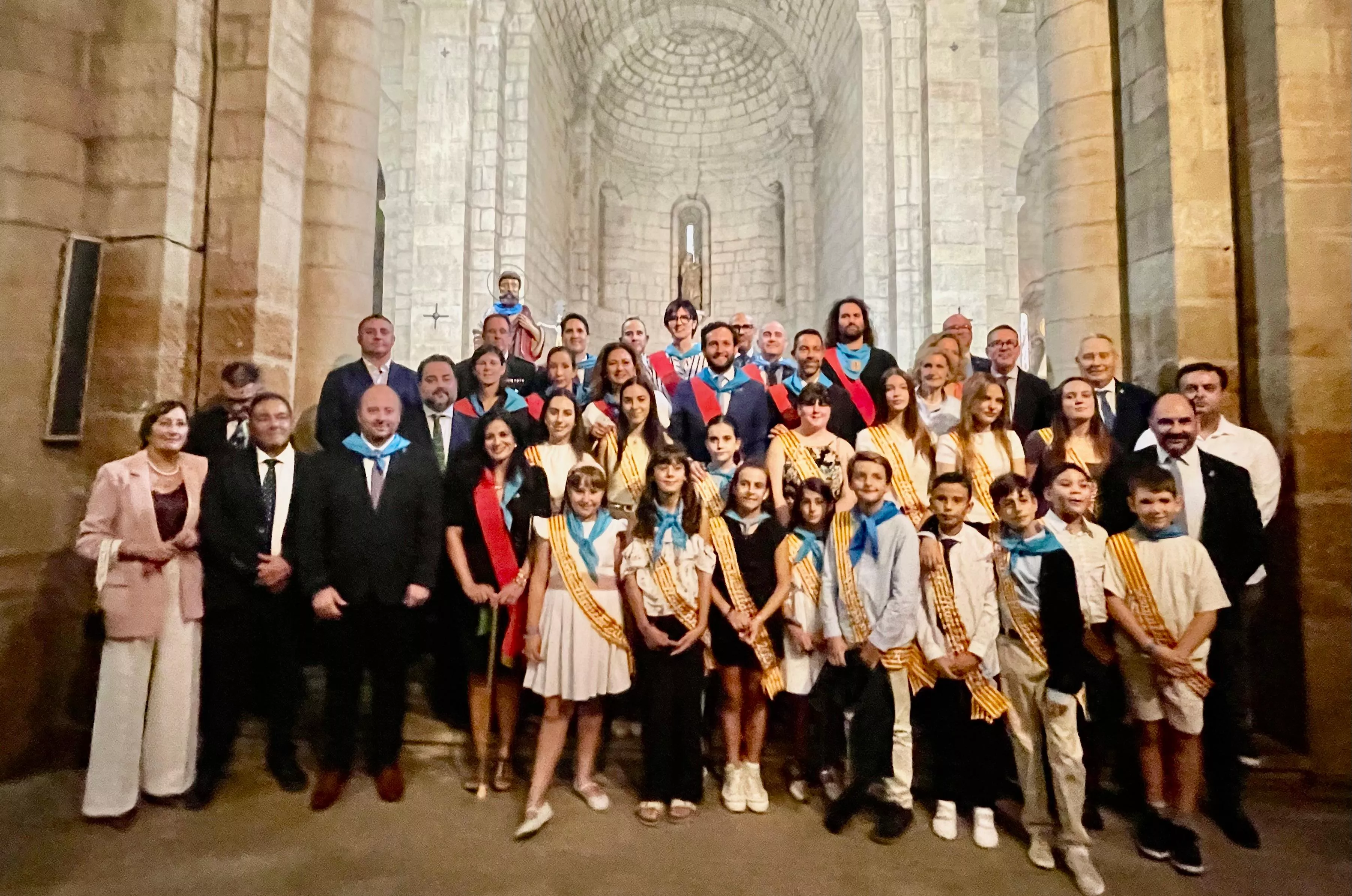 El alcalde Claver, parte de la corporación y las zagalas y zagaletas en el día grande de San Mateo