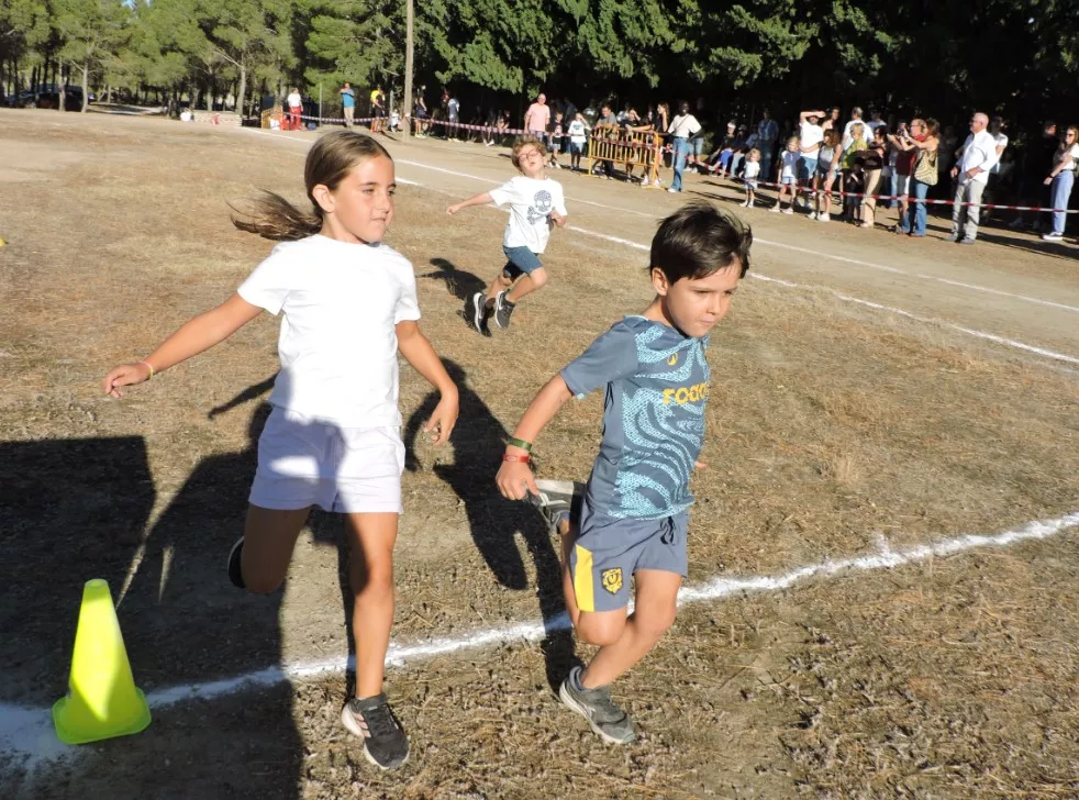 Llegada a meta de niñas y niños de 6 y 7 años