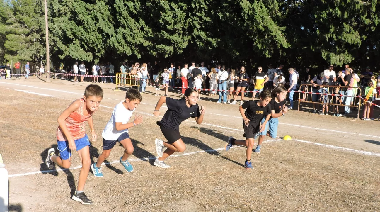 Salida de la carrera de niñas y niños de 10 a 13 años