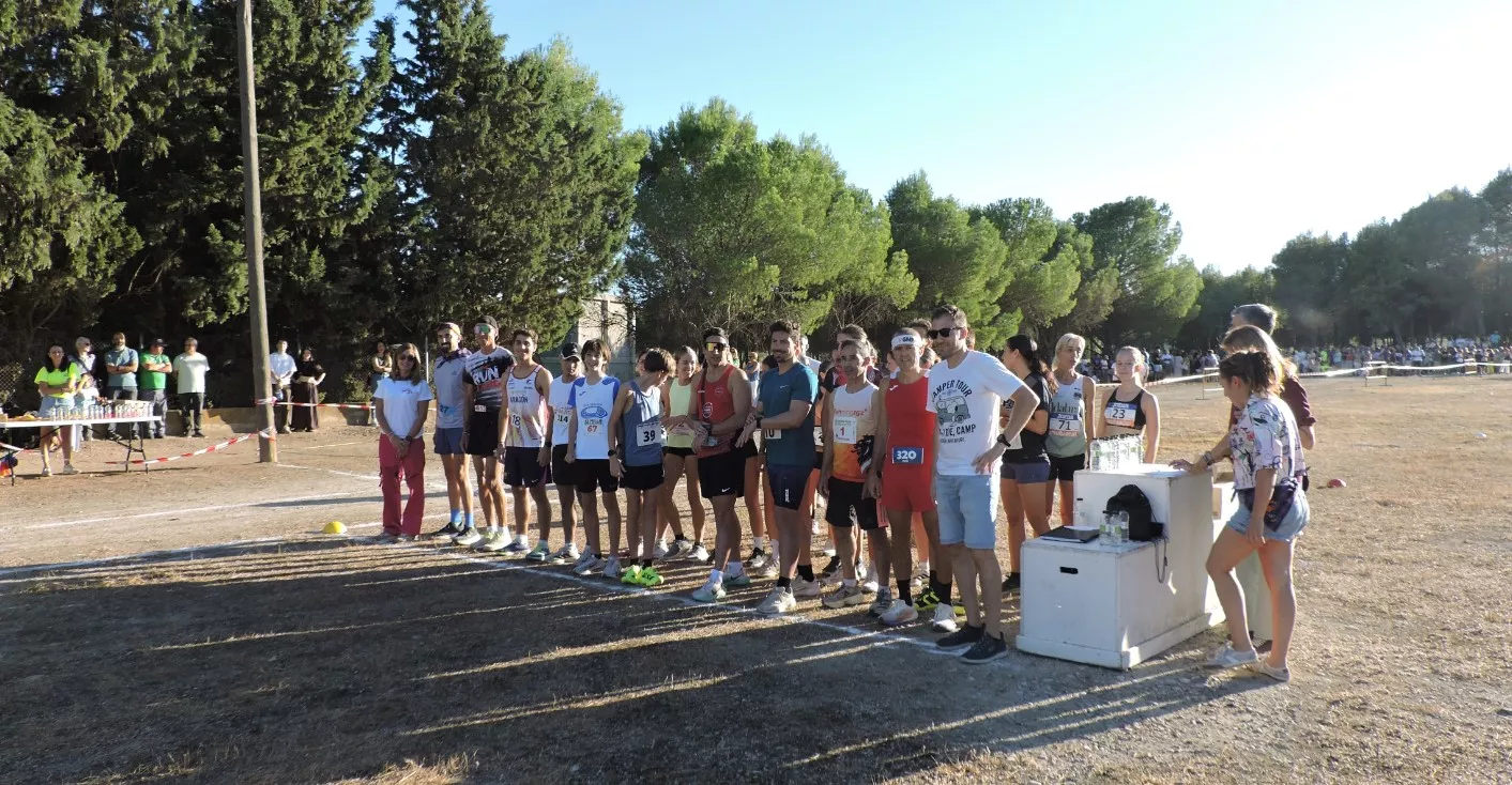La alcaldesa con los corredores antes de la salida