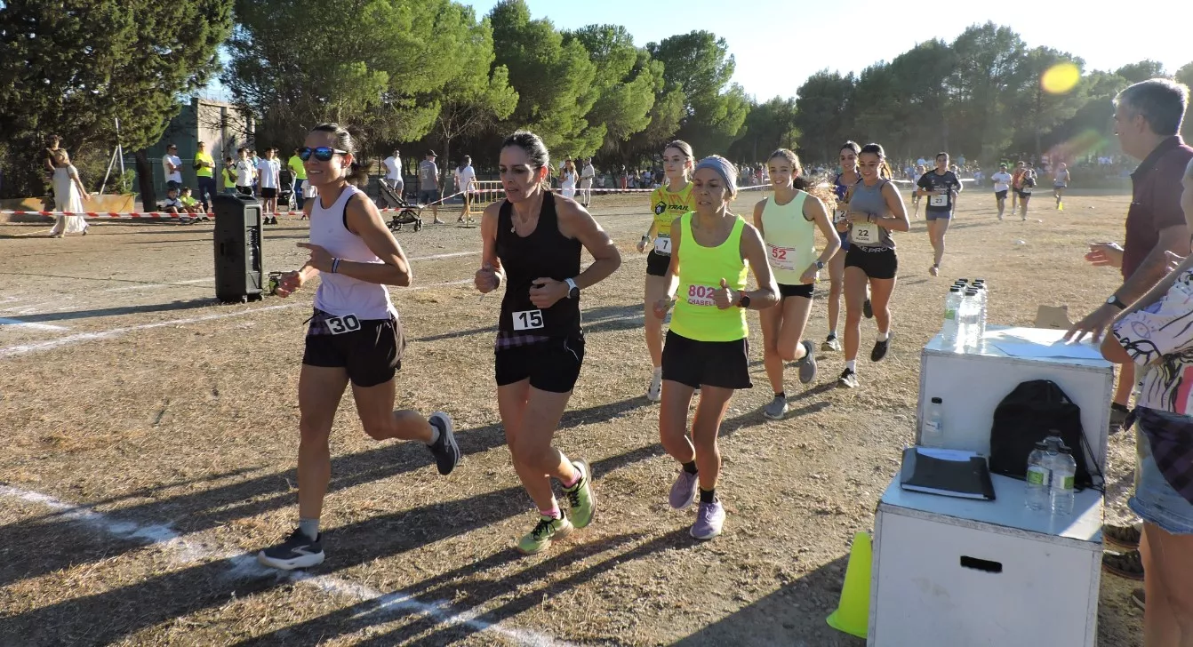 Las locales Mireia Borraz  30  y Leticia Guerrero  15  encabezando el pelotón