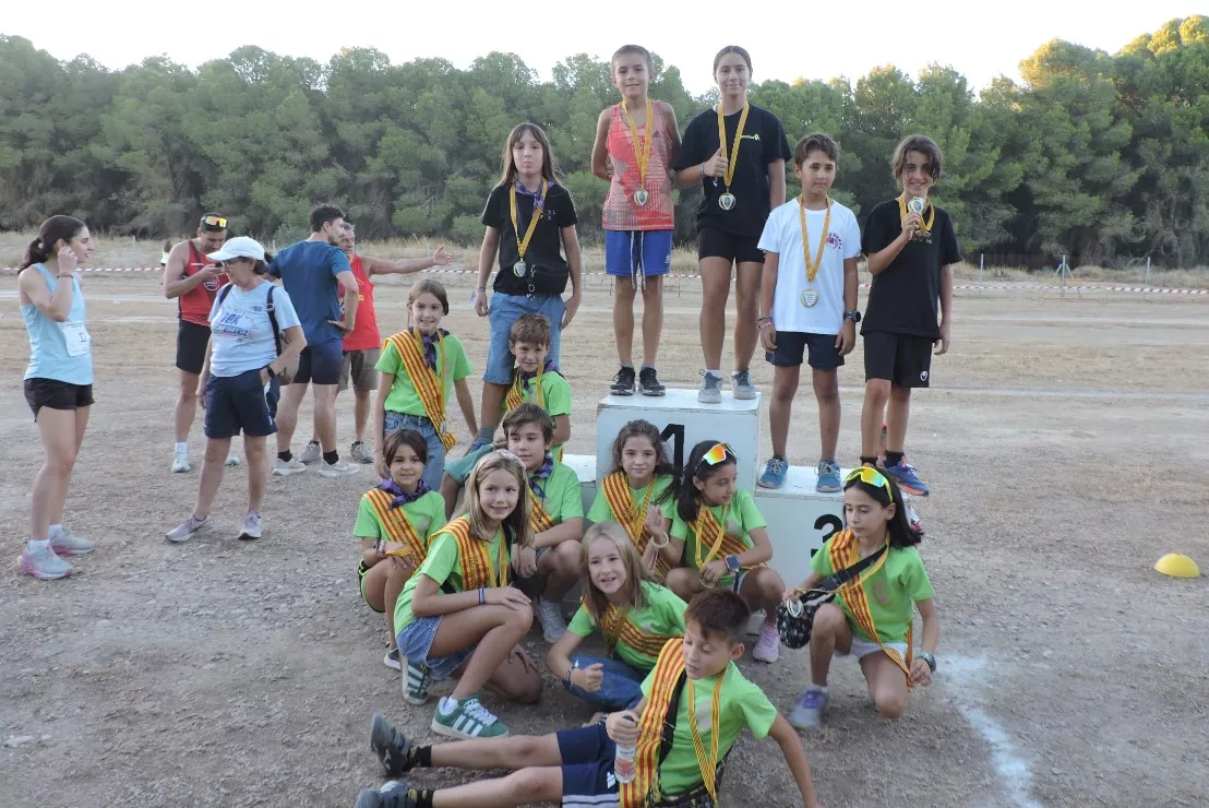 Podio de niños y niñas de 10 a13 años