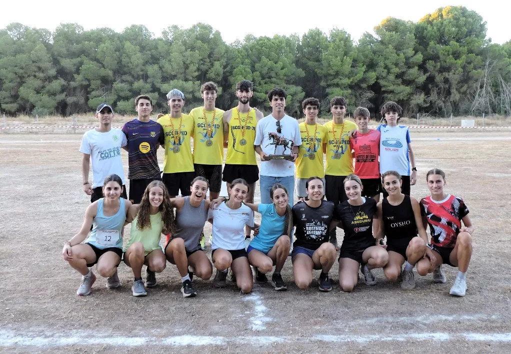 Paul McGrath con los participantes del club Alcampo Scorpio 71
