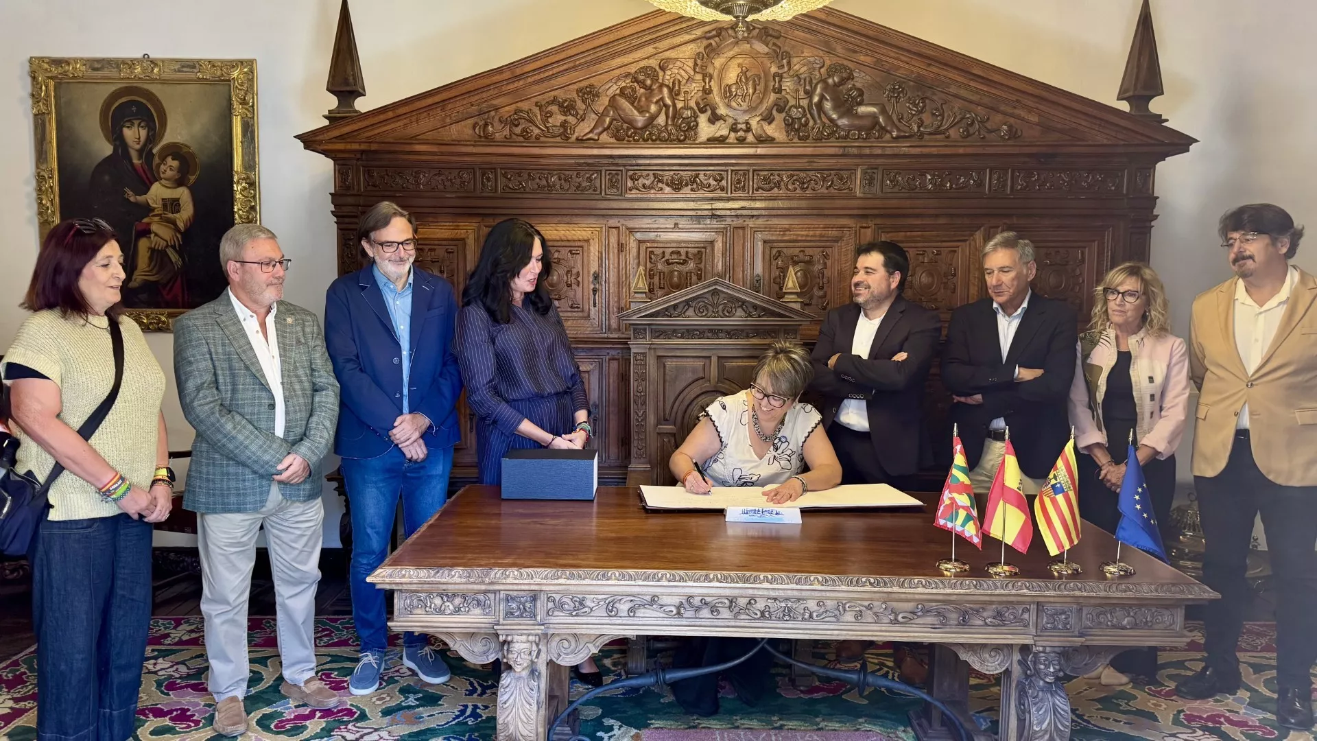 Arancha Simón firma en el libro de honor del Ayuntamiento de Huesca
