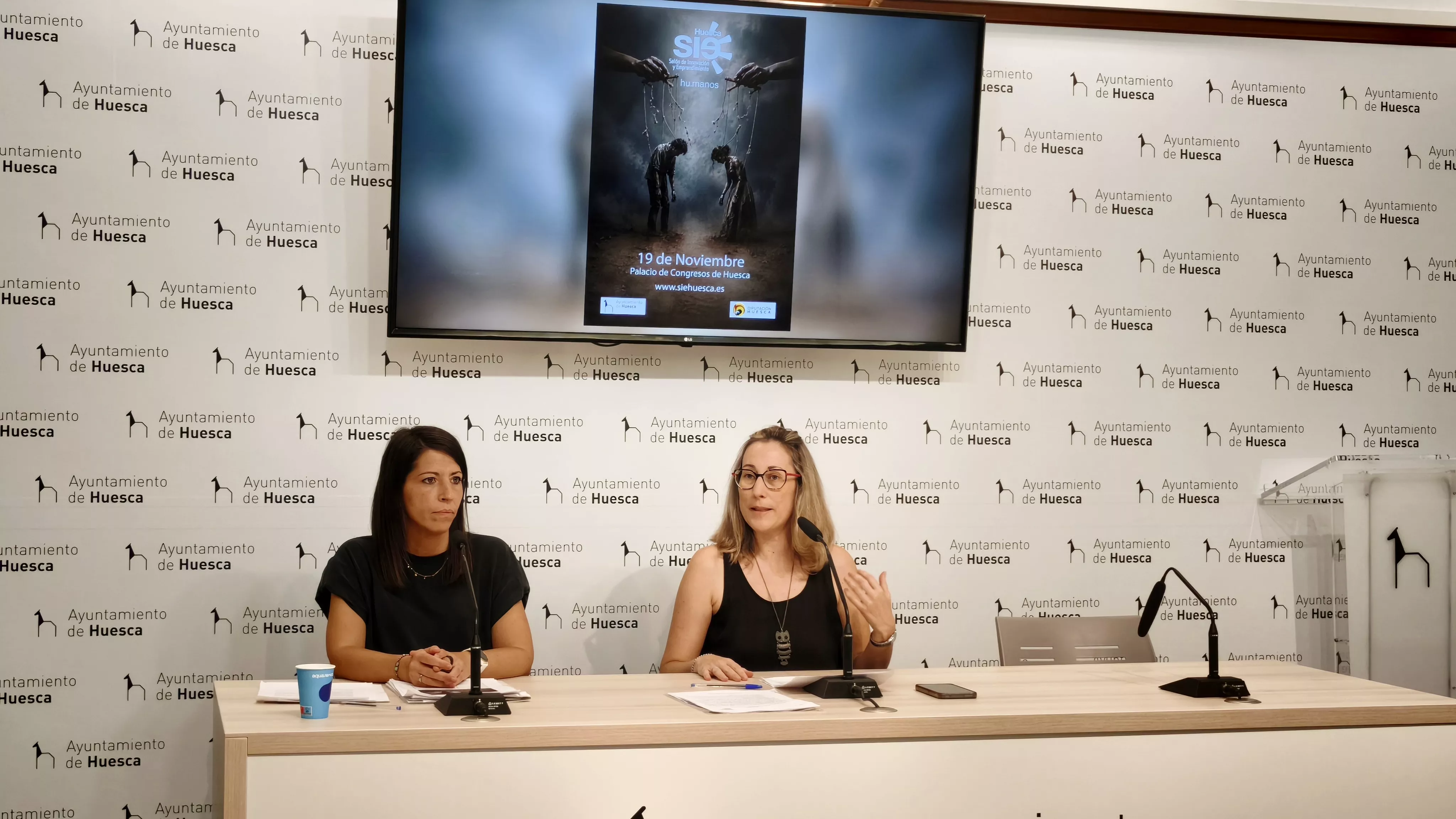 Silvia Aso y María José Cuello en la presentación del cartel del SIE