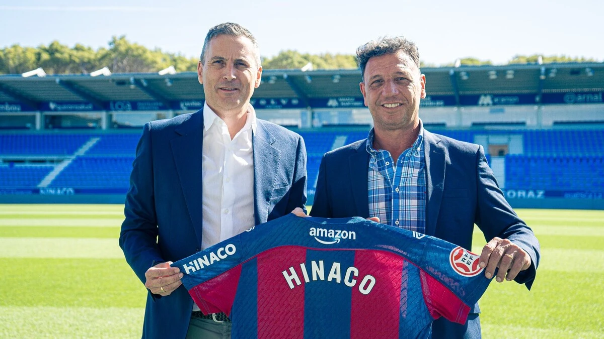 El gerente del Huesca, Pedro Gracia (derecha), junto al representante de Hinaco en El Alcoraz. Foto: SD Huesca