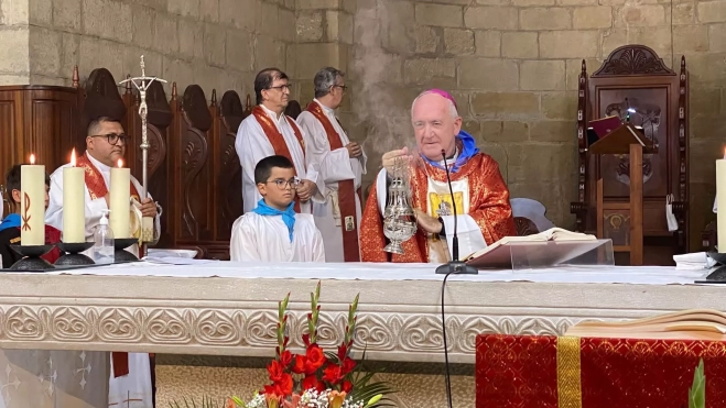 Ángel Pérez Pueyo con Josan Montull detrás en la misa por San Mateo Ángel Pérez Pueyo con Josan Montull detrás en la misa por San Mateo