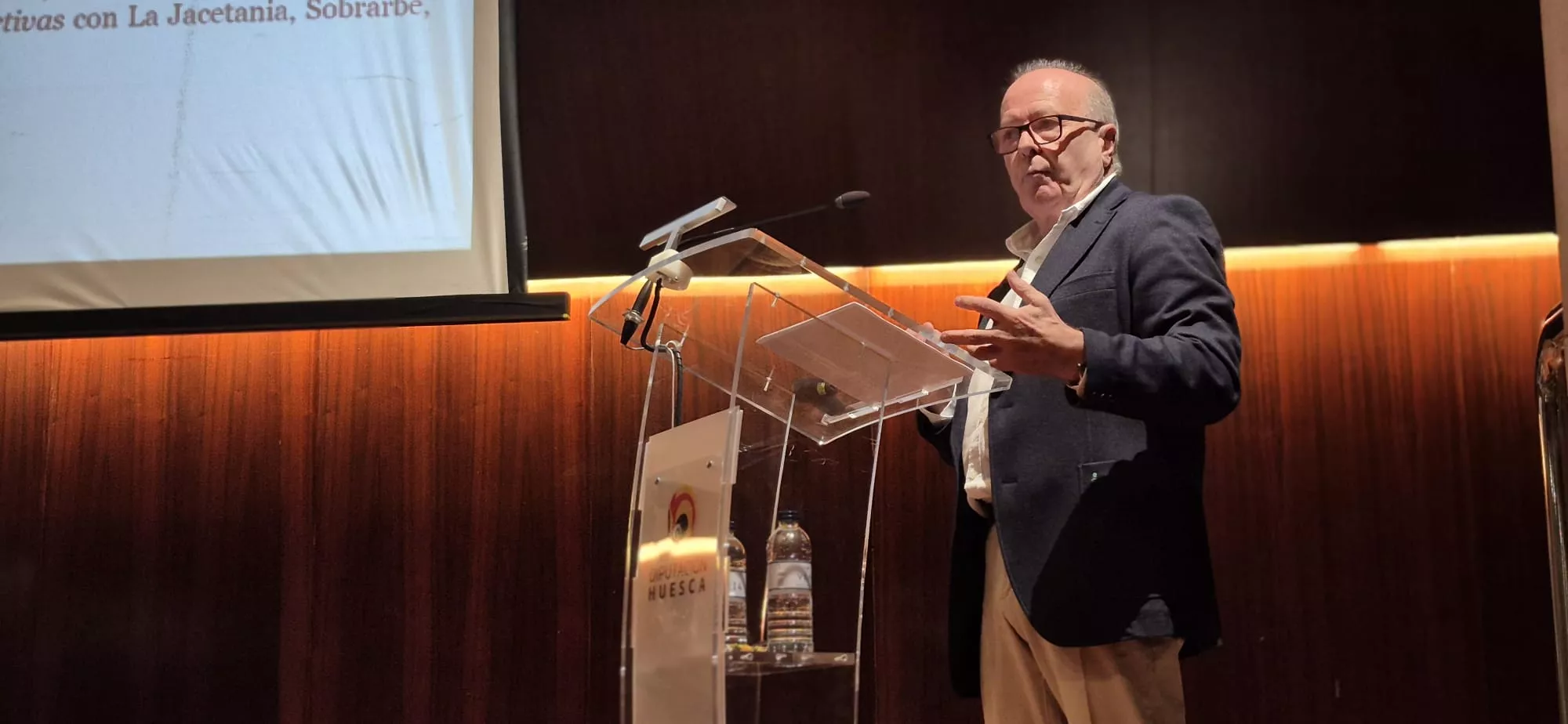 El profesor que ha dirigido el informe del CESA, Marcos Sanso, dirigiéndose a los asistentes. Foto Myriam Martínez