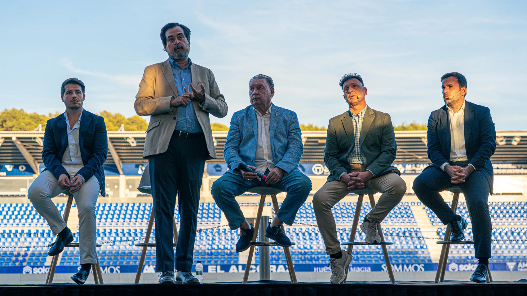 Ricardo Mur, consejero delegado del Huesca, toma la palabra en el primer encuentro del SDH Empresas. Foto: SD Huesca